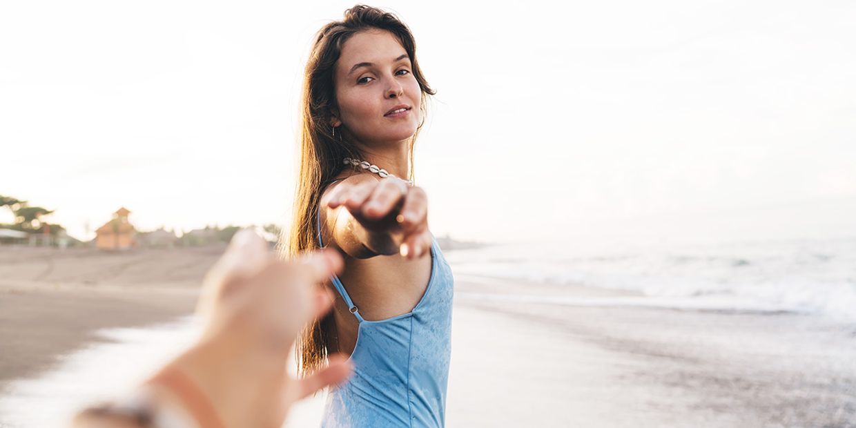 Couple on the beach symbolising love and connection in love relationships.