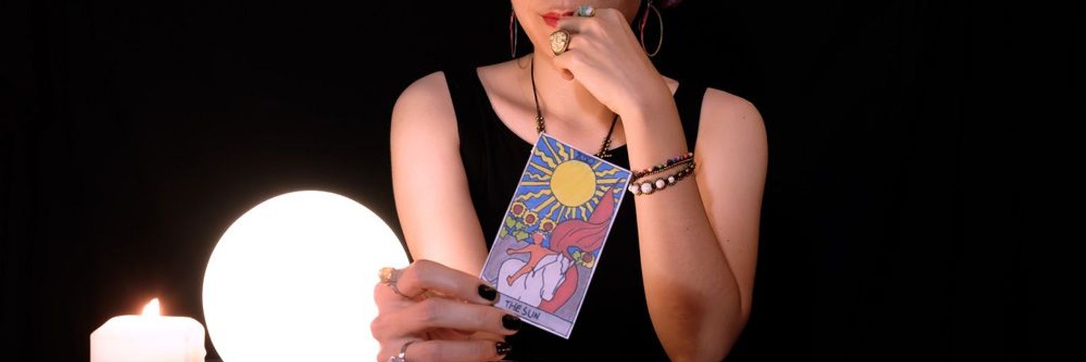 Difference Between Psychic and Medium