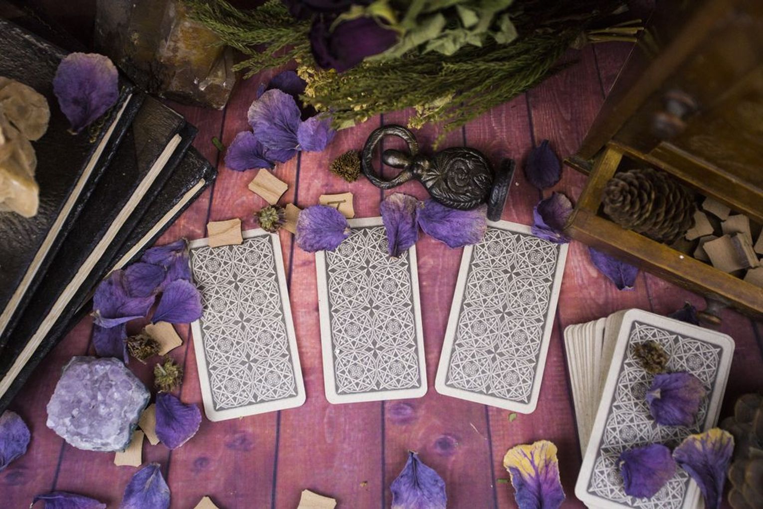 How Crystals and Tarot Cards Work Together