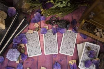 How Crystals and Tarot Cards Work Together