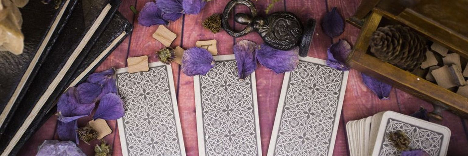 How Crystals and Tarot Cards Work Together