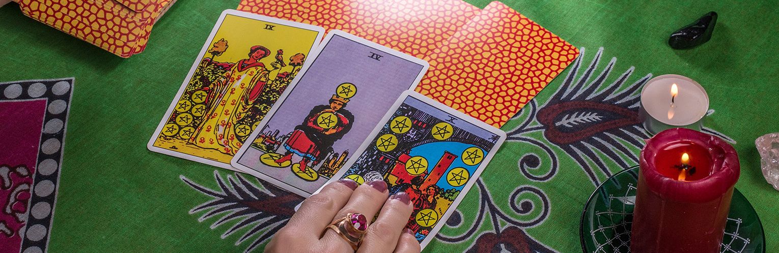 Oracle Cards vs Tarot: Key Differences