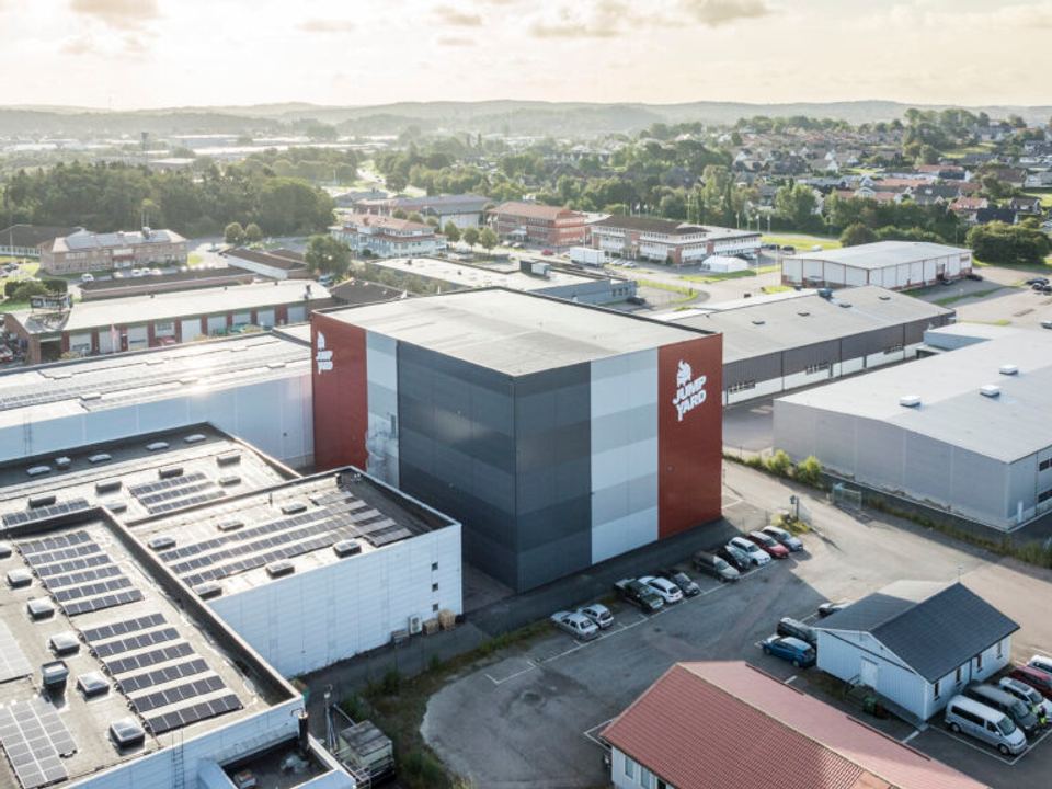New Property rådgivare när ett publikt fastighetsbolag förvärvar totalrenoverad kontors- och aktivitetsfastighet i Kungsbacka