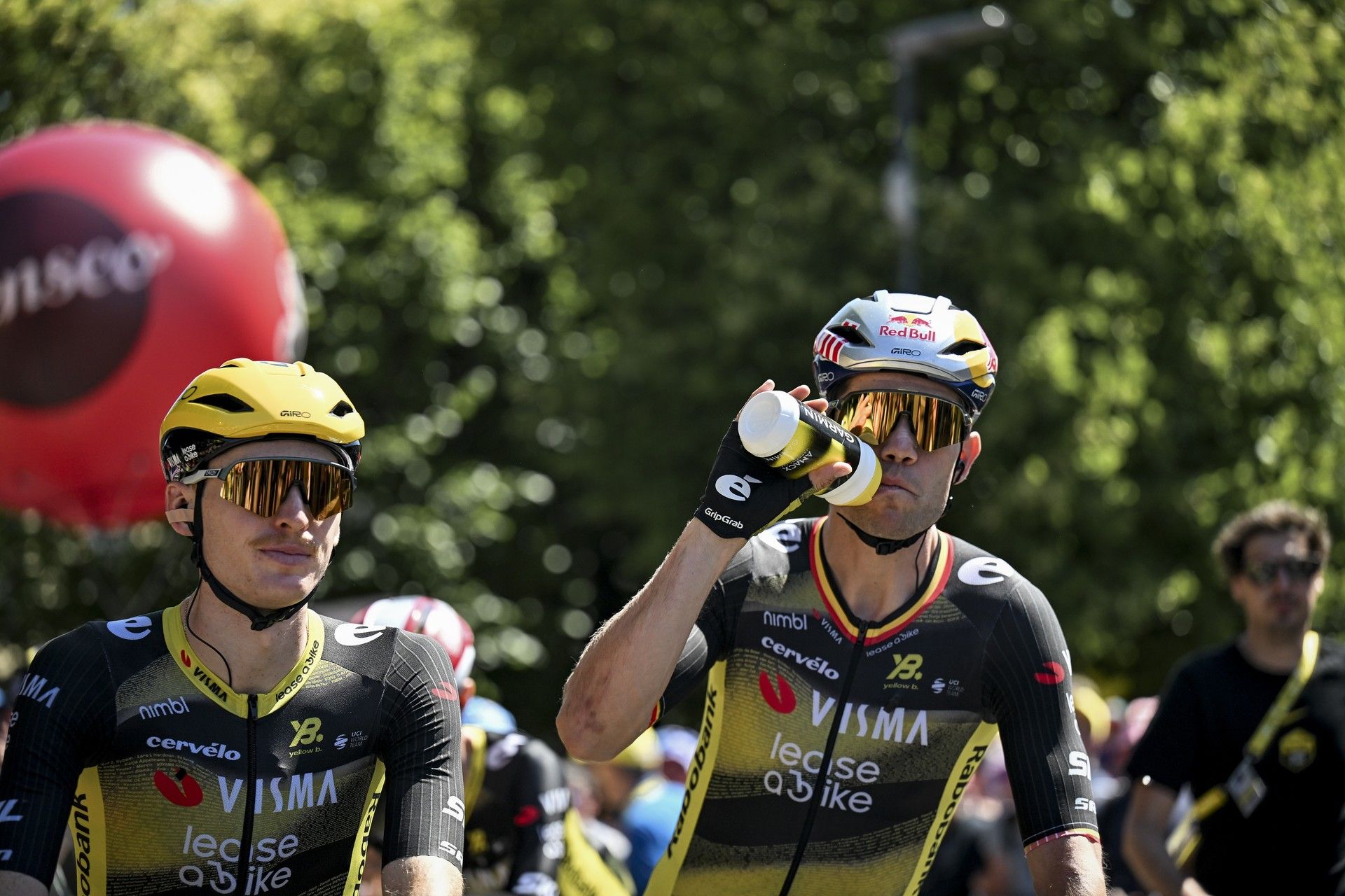 Van Aert and Jorgenson hydrate on Tour stage 6