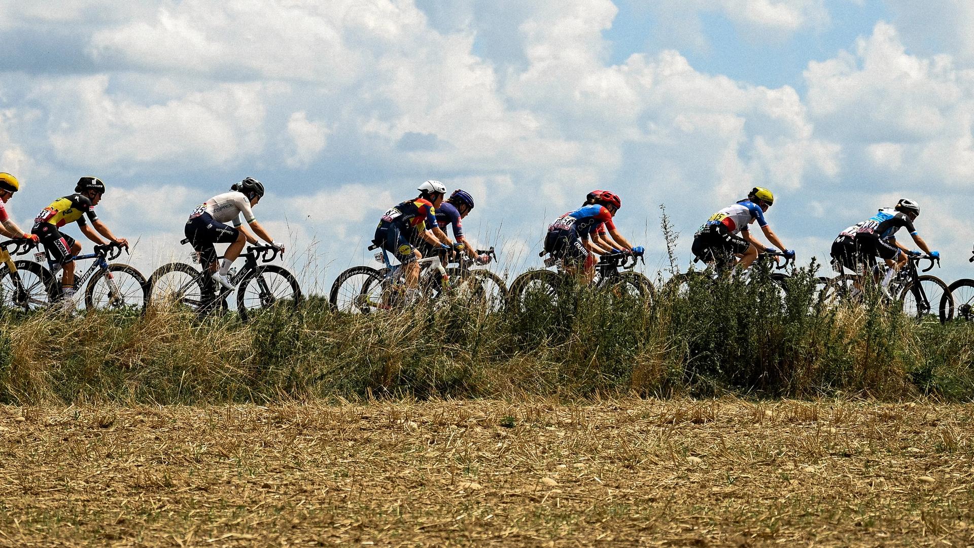 Pro cyclists in a peloton, image: ASO