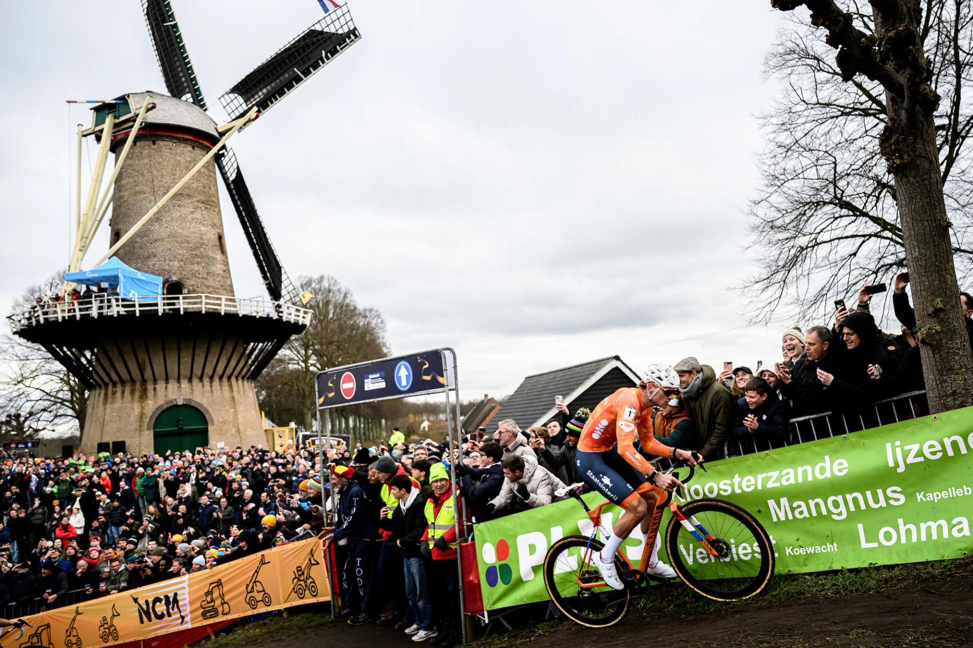 Picture by Mathew Wells/SWpix.com - 01/02/2026 - Cycling - 2026 Rabobank UCI Cyclo-cross World Championships - Hulst, Zeeland, Netherlands - Elite Men - Mathieu Van Der Poel (Netherlands)