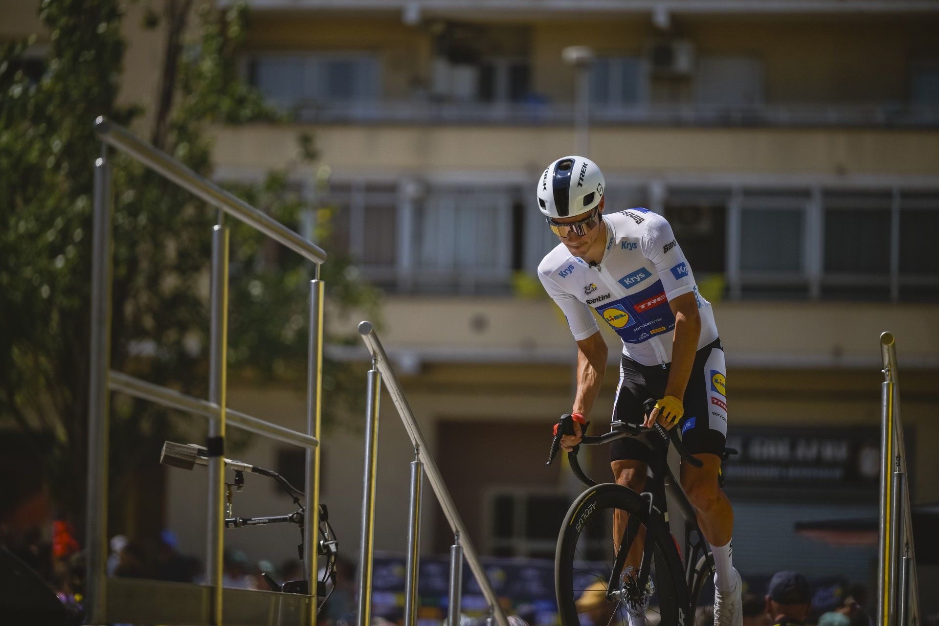 'I don't want to get carried away' - Juan Ayuso seizes Tour white jersey after riding at his limit