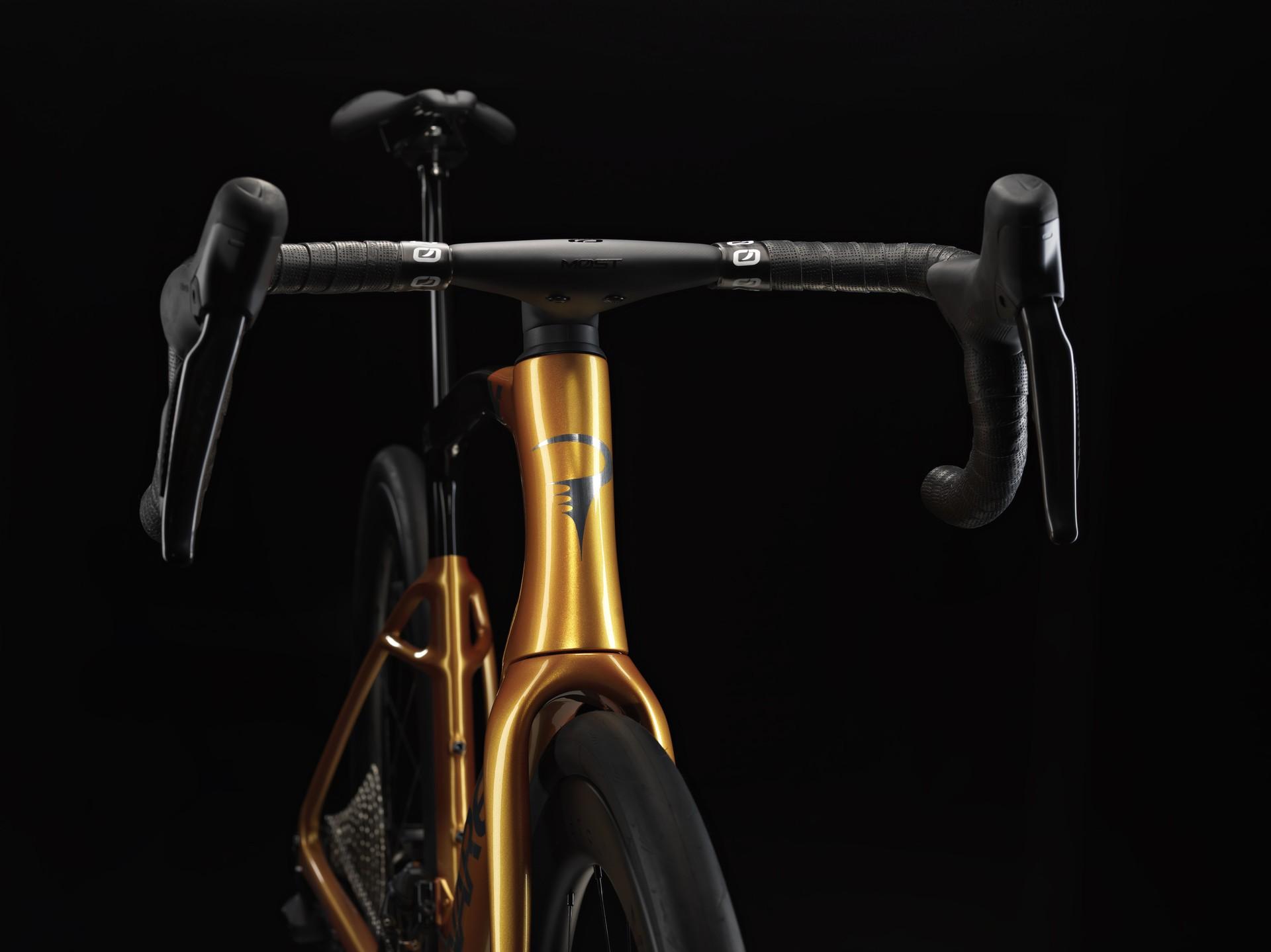 Front view of the gold-and-black Pinarello X7 road bike with drop handlebars and integrated cockpit