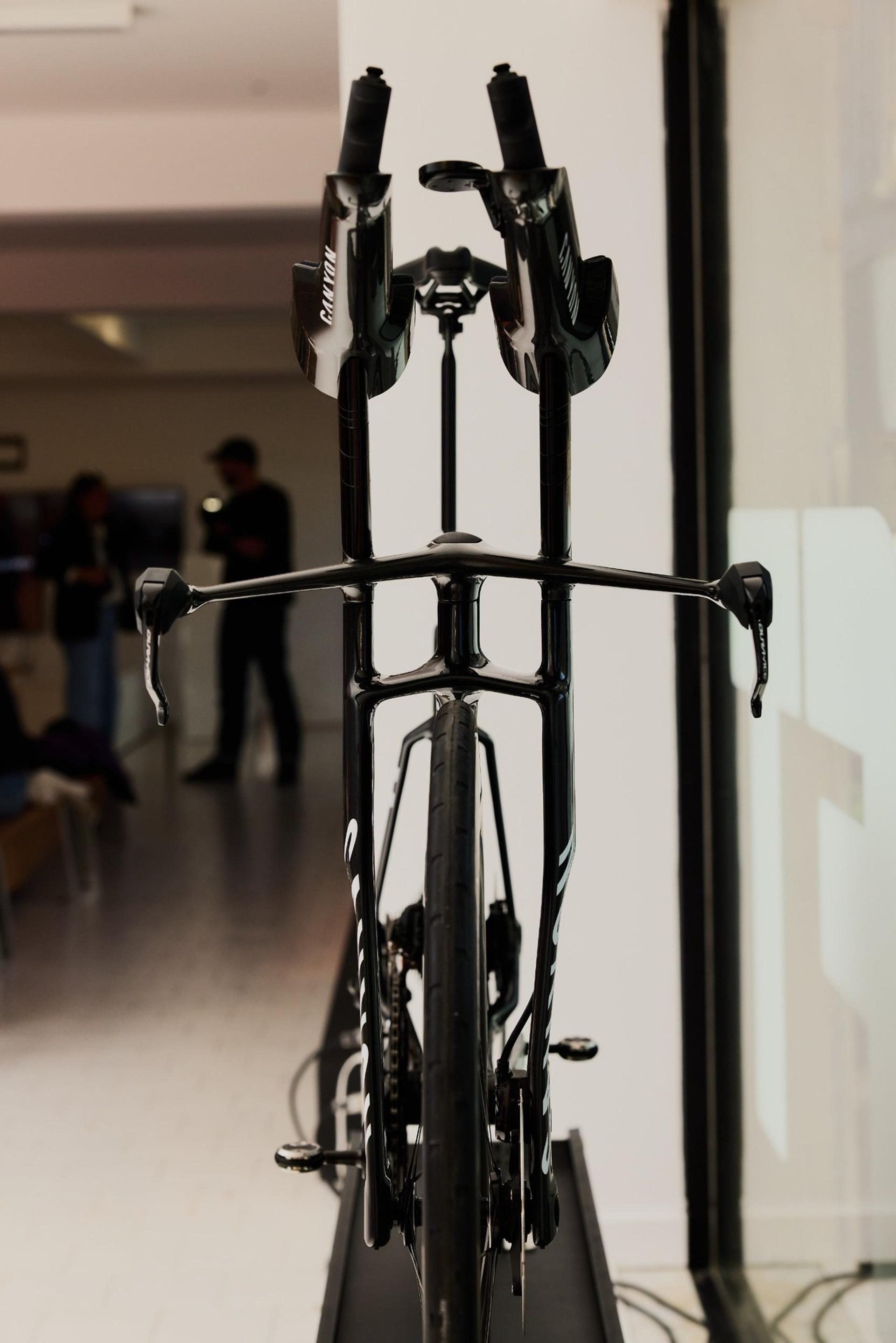 Front view of Canyon’s unreleased Speedmax CFR TT prototype, showing its widely spaced fork and aerodynamic cockpit indoors