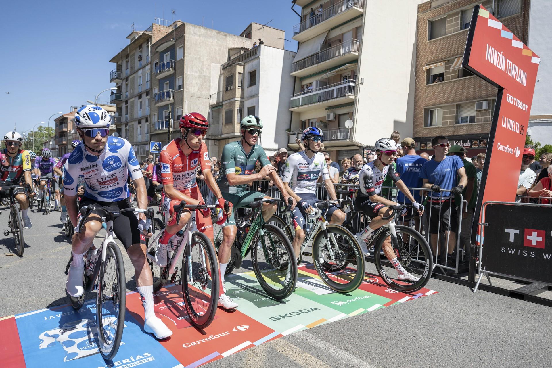 Ayuso battling in Vuelta stage 8 sprint with Pedersen