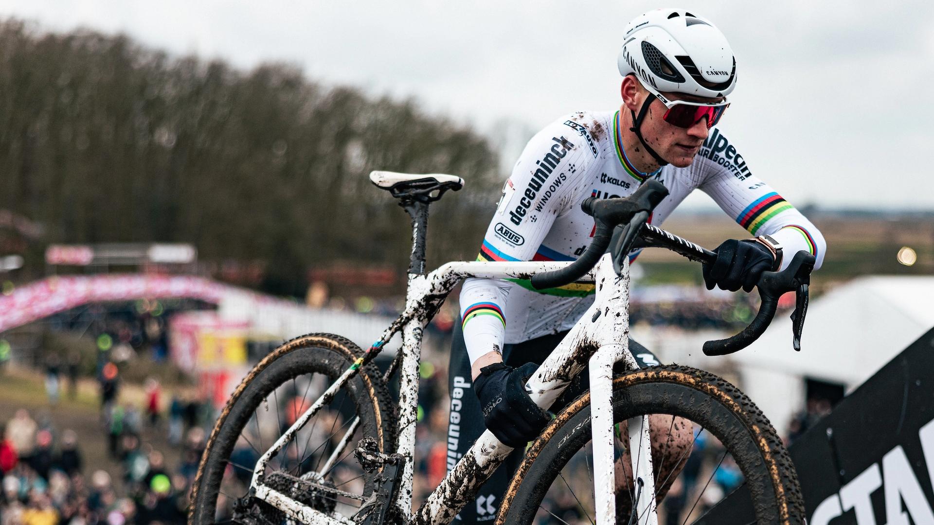 World Cup Gavere: Mathieu van der Poel wins round seven after late surge drops Nys