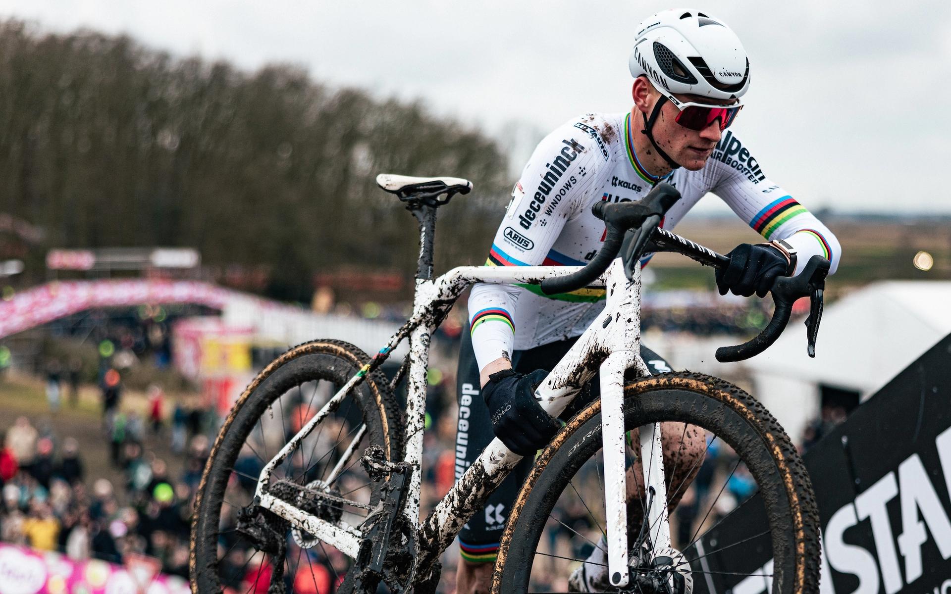 World Cup Gavere: Mathieu van der Poel wins round seven after late surge drops Nys