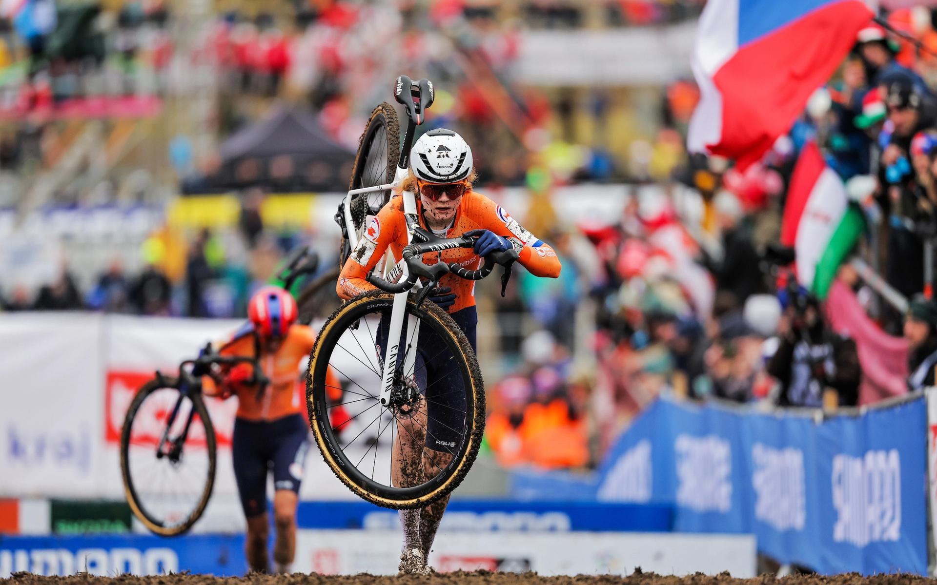 Puck Pieterse wins Maasmechelen World Cup as Lucinda Brand ends her 63-race podium streak
