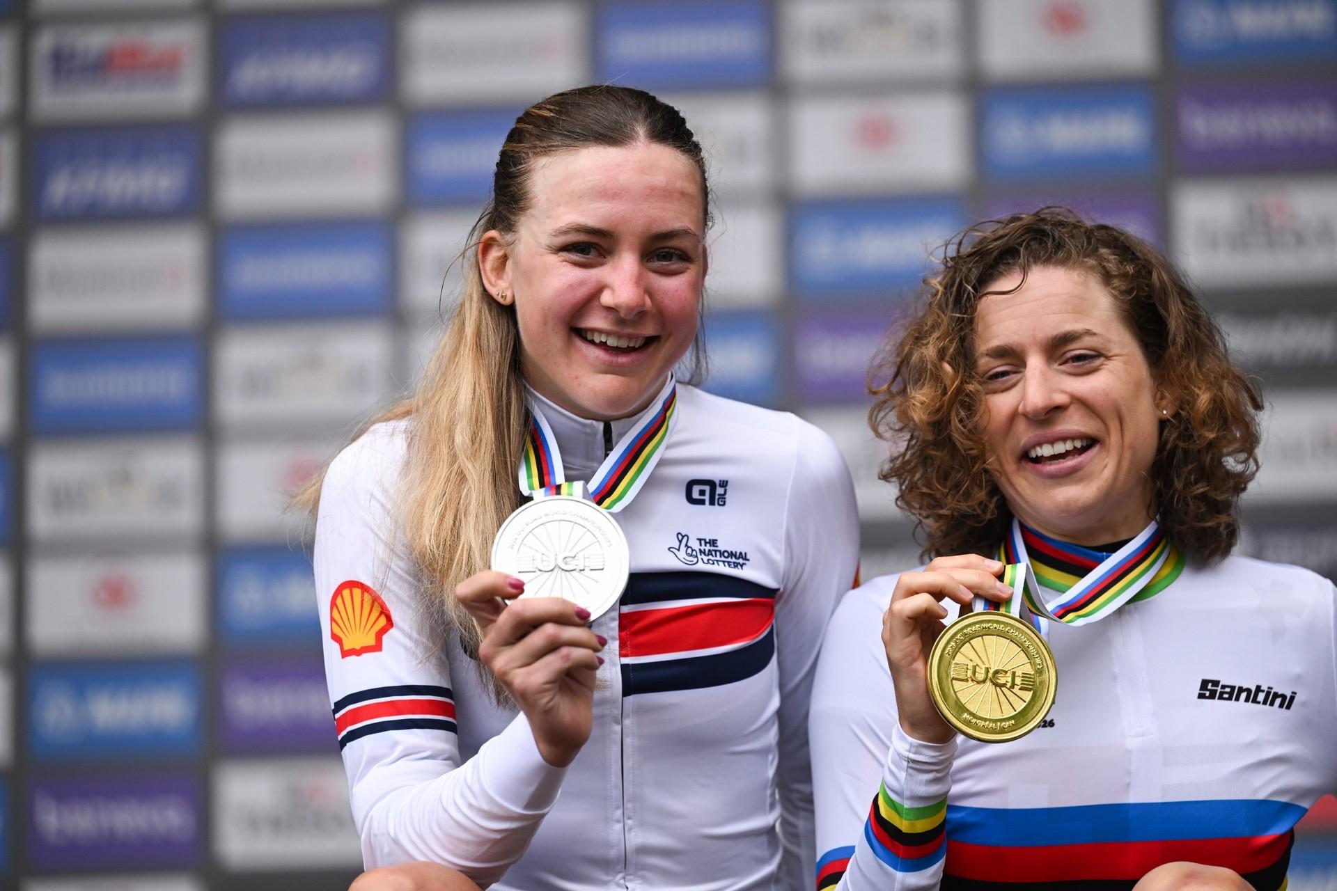 Zoe Bäckstedt and Marlen Reusser pose with their silver and gold medals after the women's World Championship time trial.