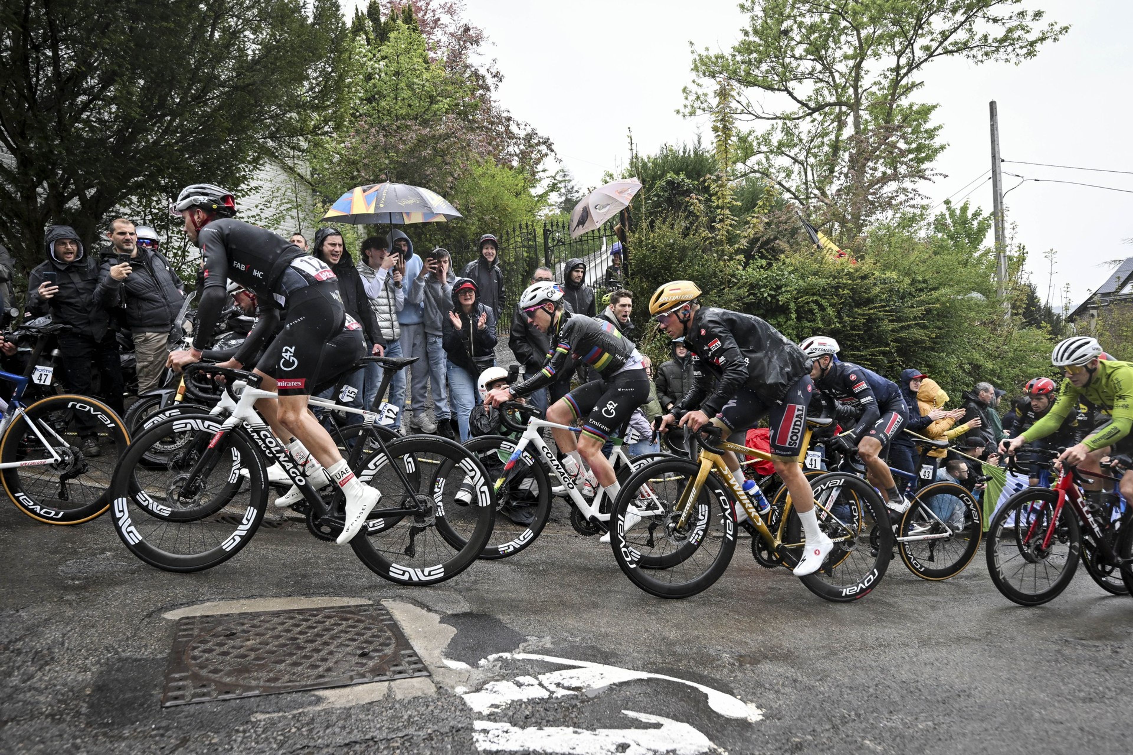 Evenepoel in intense group climb at Flèche Wallonne with Pogačar