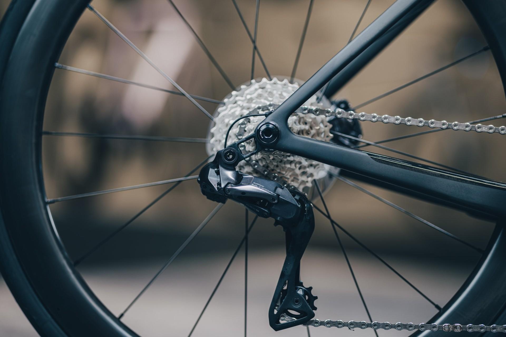 Close-up of the Cube Agree’s rear wheel, cassette, chain, derailleur and disc brake