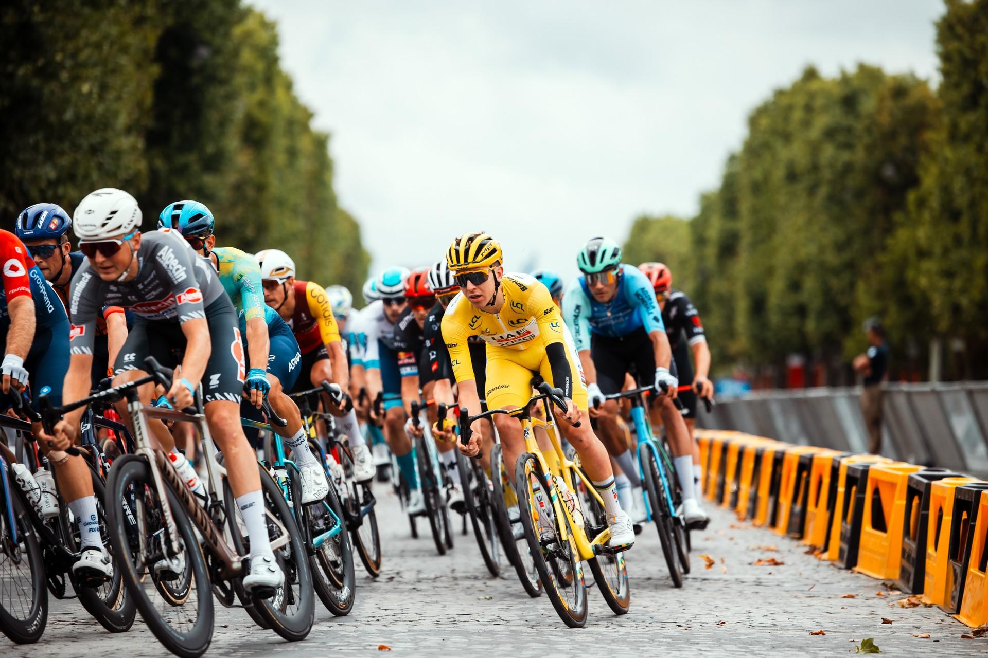 Pogačar leads peloton sprint on Paris Champs-Élysées