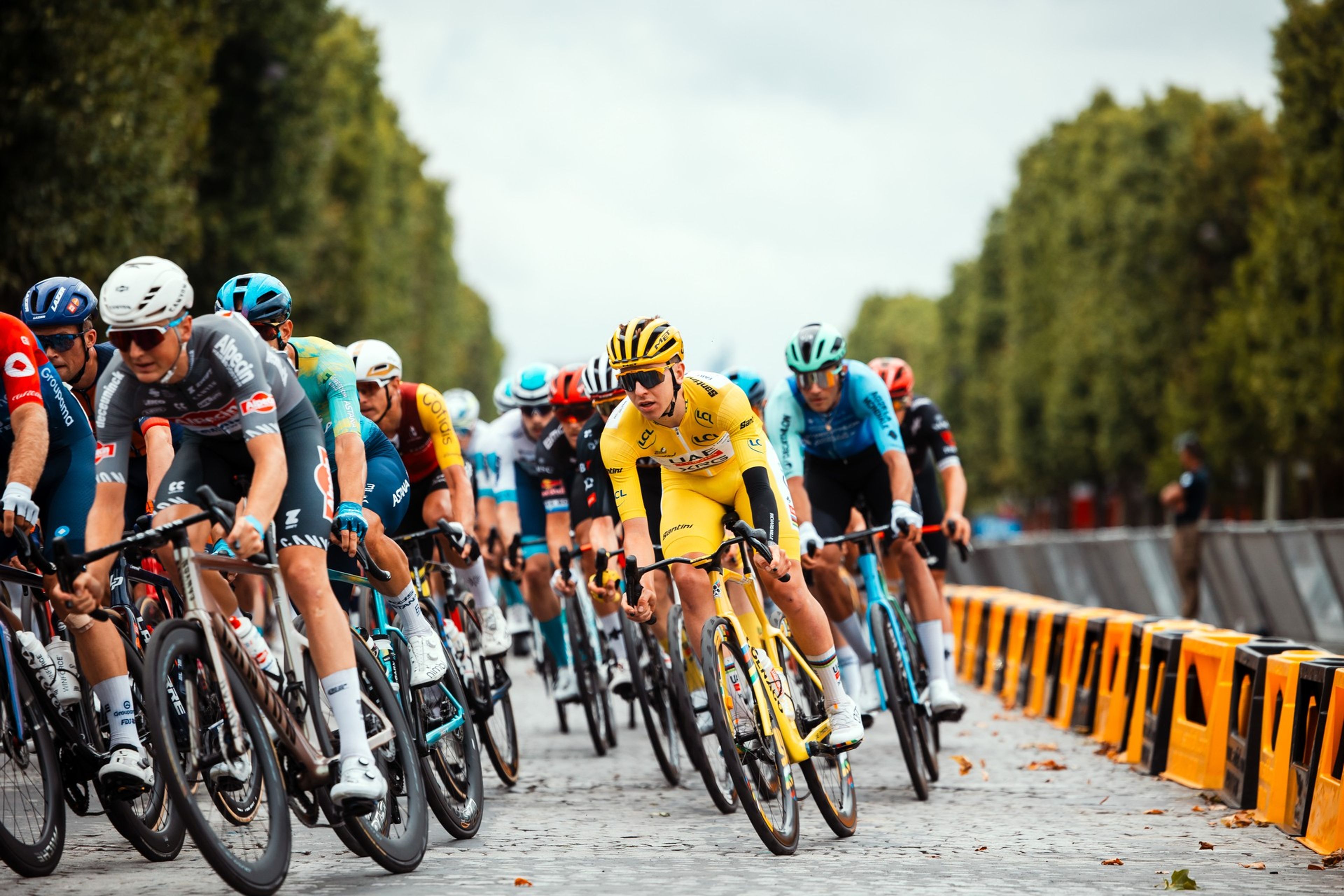 Pogačar leads peloton sprint on Paris Champs-Élysées