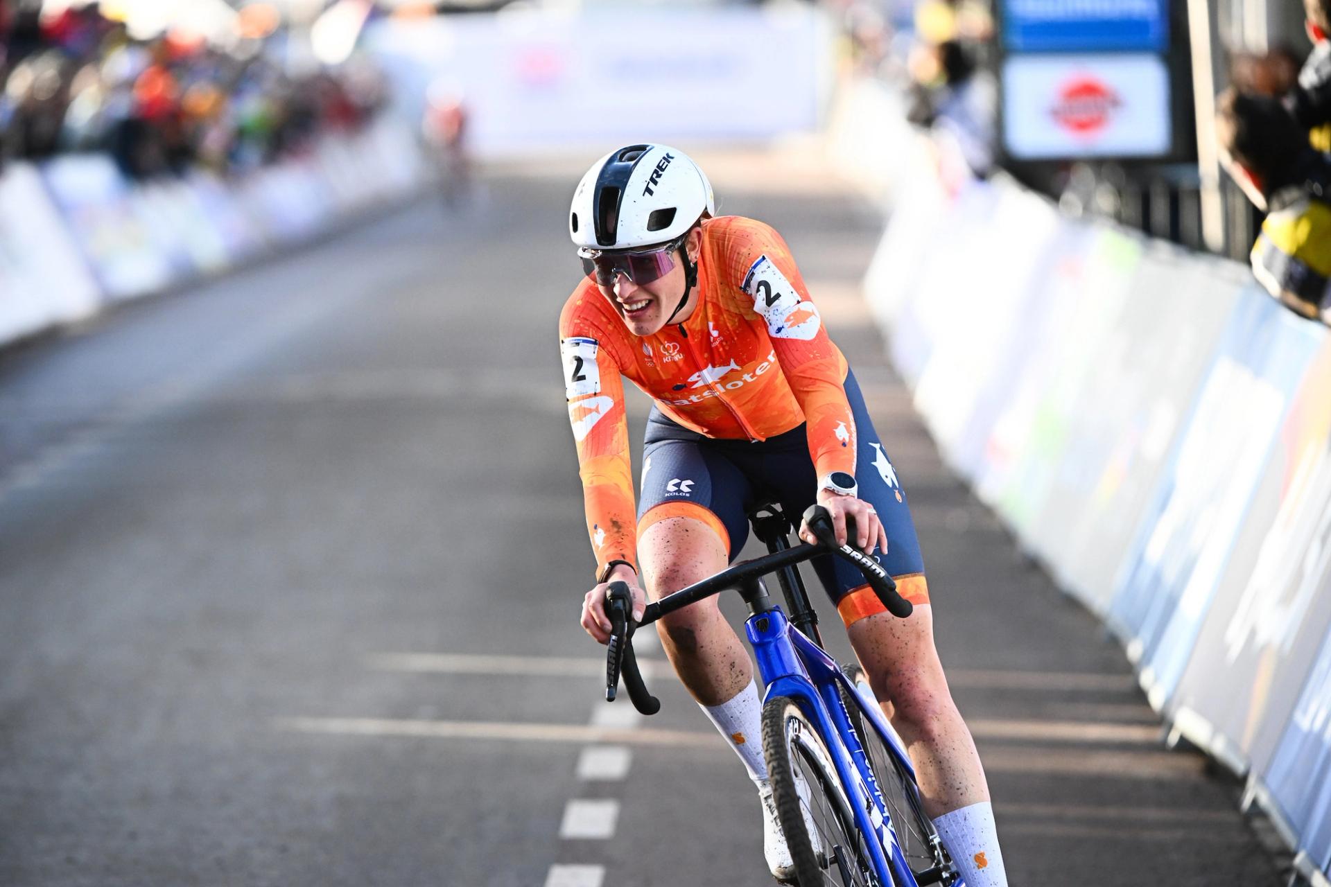 Picture by Simon Wilkinson/SWpix.com - 30/01/2026 - Cycling - 2026 UCI Cyclo-cross World Championships - Hulst, Zeeland, Netherlands - Women’s Elite - Lucinda Brand (Netherlands)