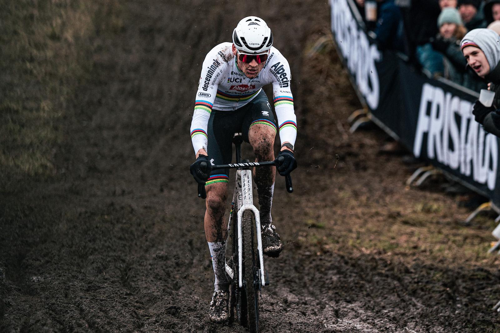 Picture by Alex Whitehead/SWpix.com - 26/01/2025 - Cycling - UCI Cyclo-cross World Cup: Hoogerheide - Hoogerheide, North Brabant, Netherlands - Elite Men’s Race - Mathieu van der Poel of Alpecin–Deceuninck