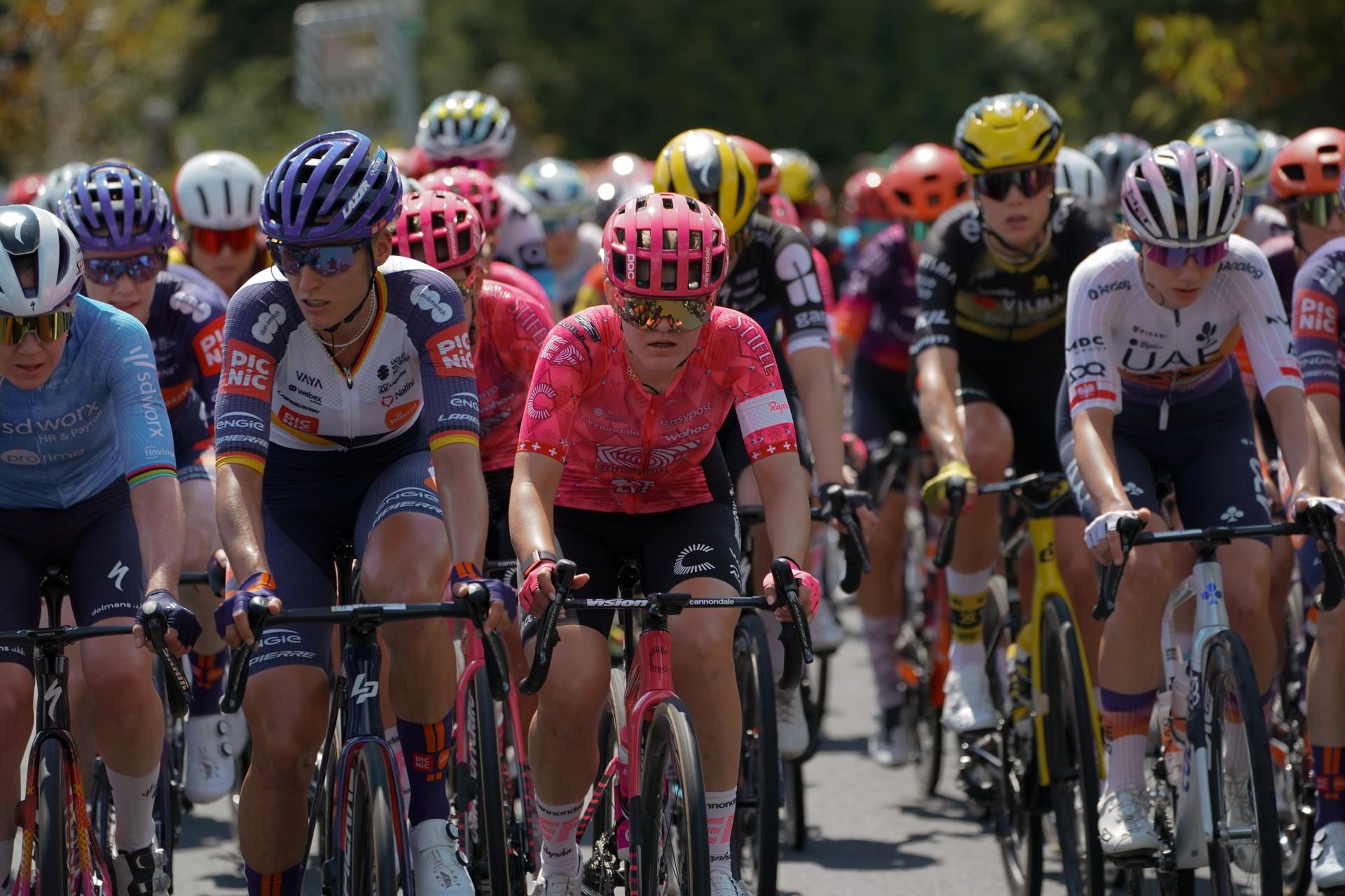 Noemi Rüegg leads peloton in Tour de France Femmes stage 6 action