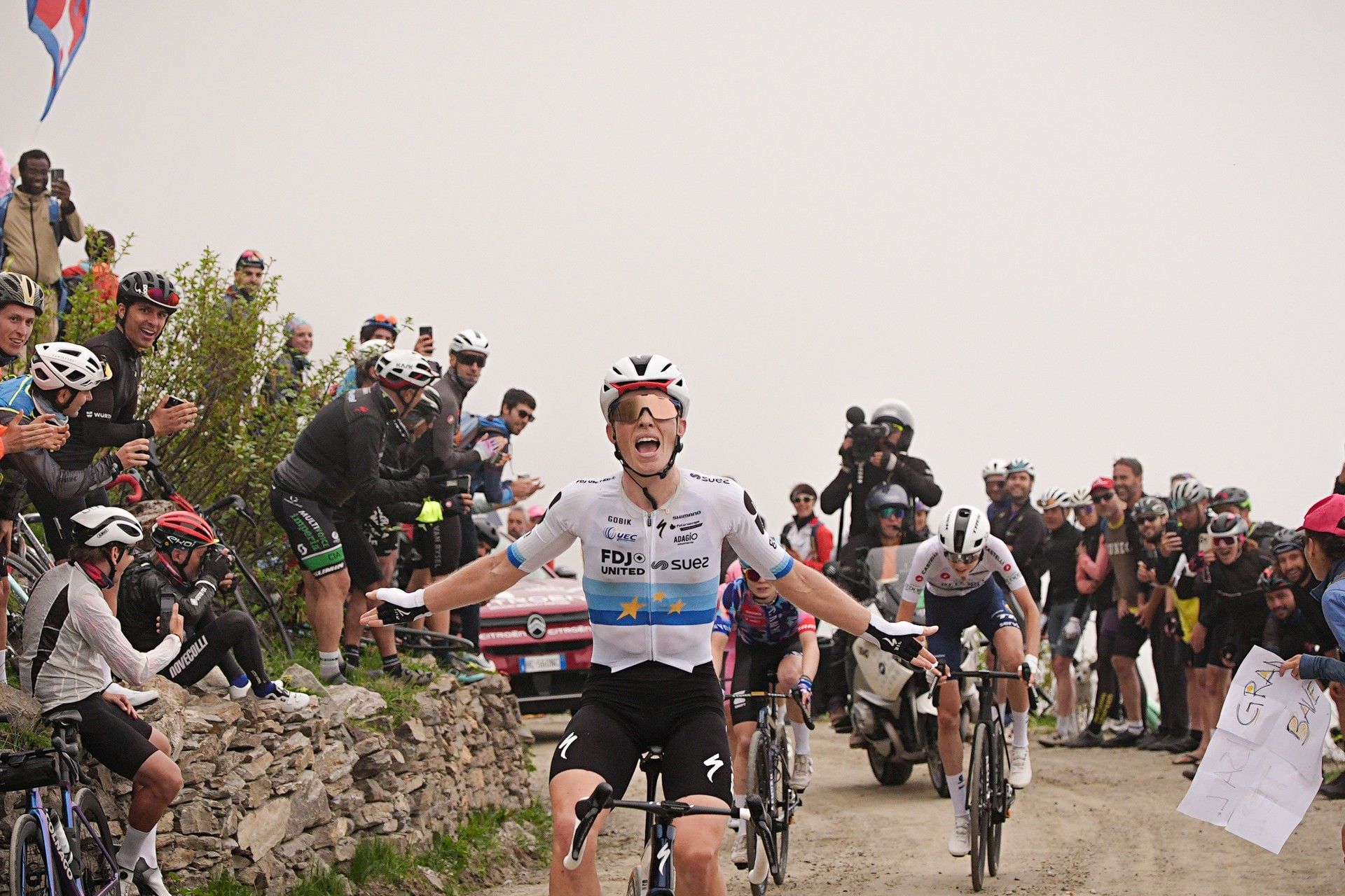 'The weirdest finish line of my life', Vollering wins as ice sheet forces queen stage to end 1km short of the Finestre summit