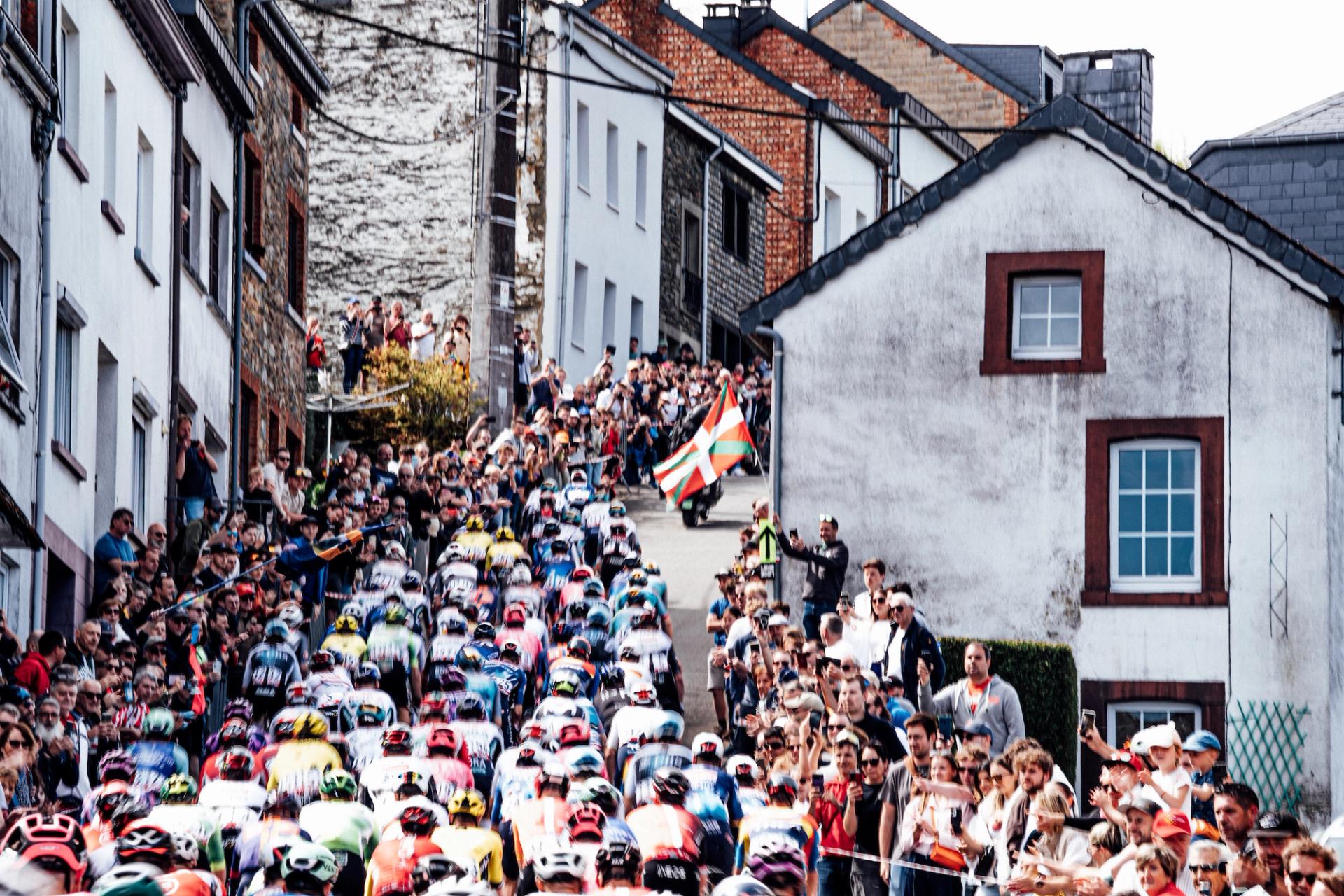 Picture by Zac Williams/SWpix.com - 27/04/2025 - Cycling - 2025 Liege-Bastogne-Liege, Belgium - The peloton ride through the houses at Houffalize.