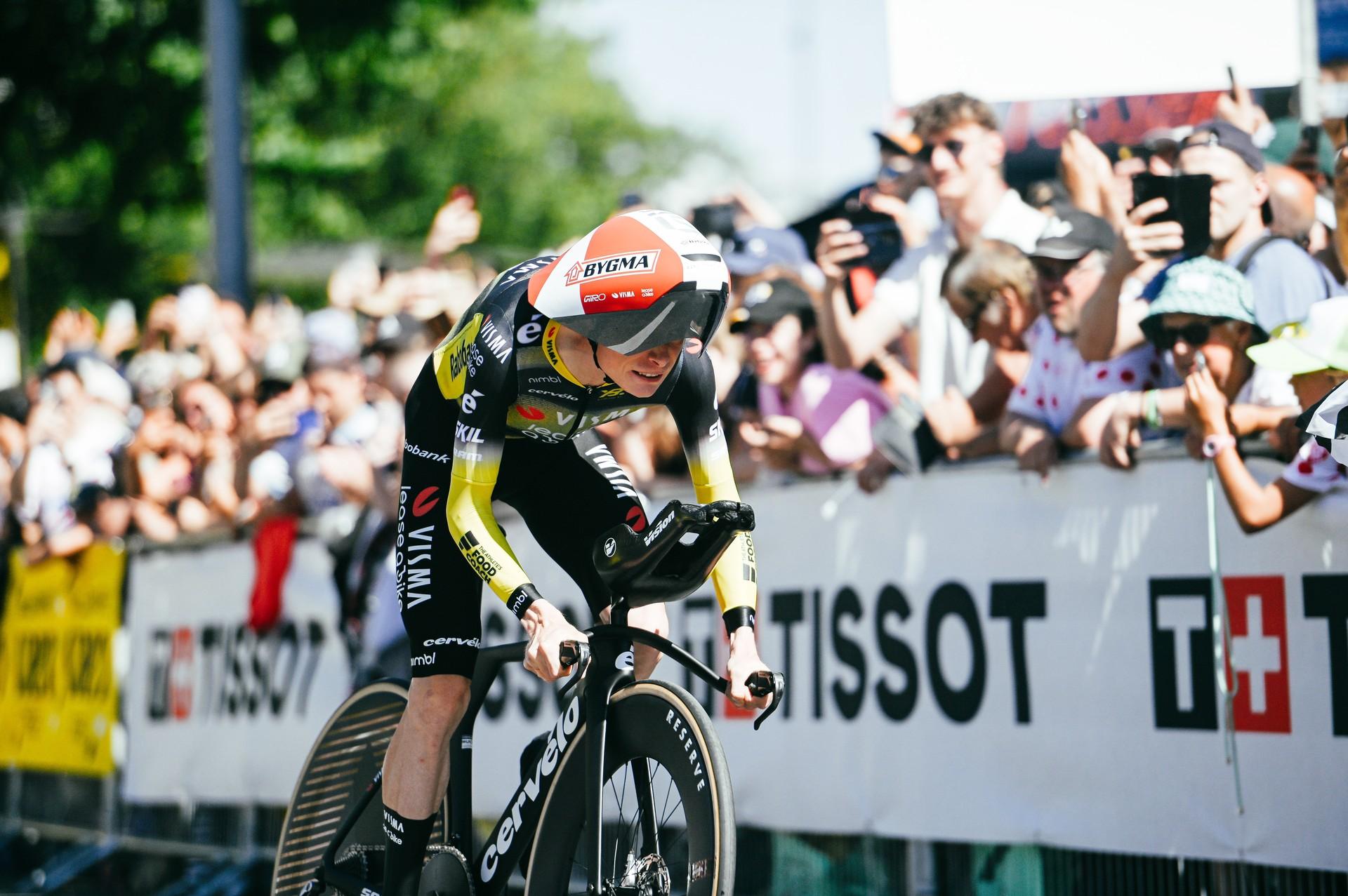 Jonas Vingegaard time trialing in Visma Lease a Bike kit, logos prominent.
