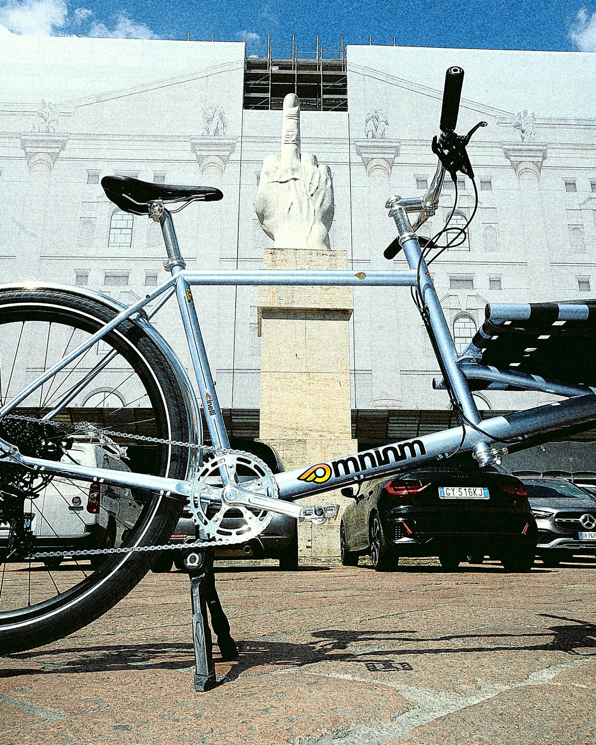 Cinelli OMNIUM Supercargo bike shot side-on in Milan