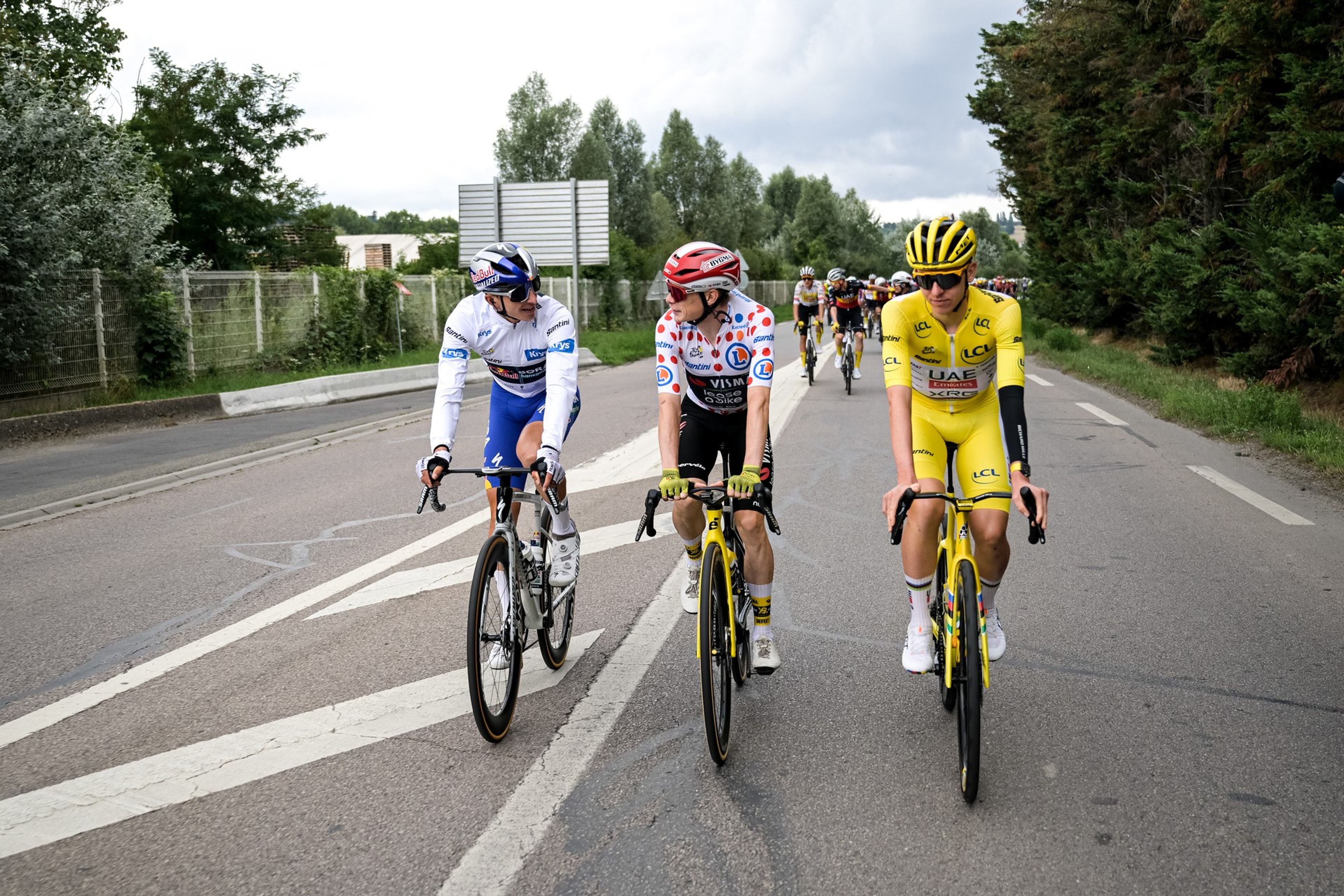 Pogačar (yellow), Bora's Lipowitz, Vingegaard riding together on Paris stage