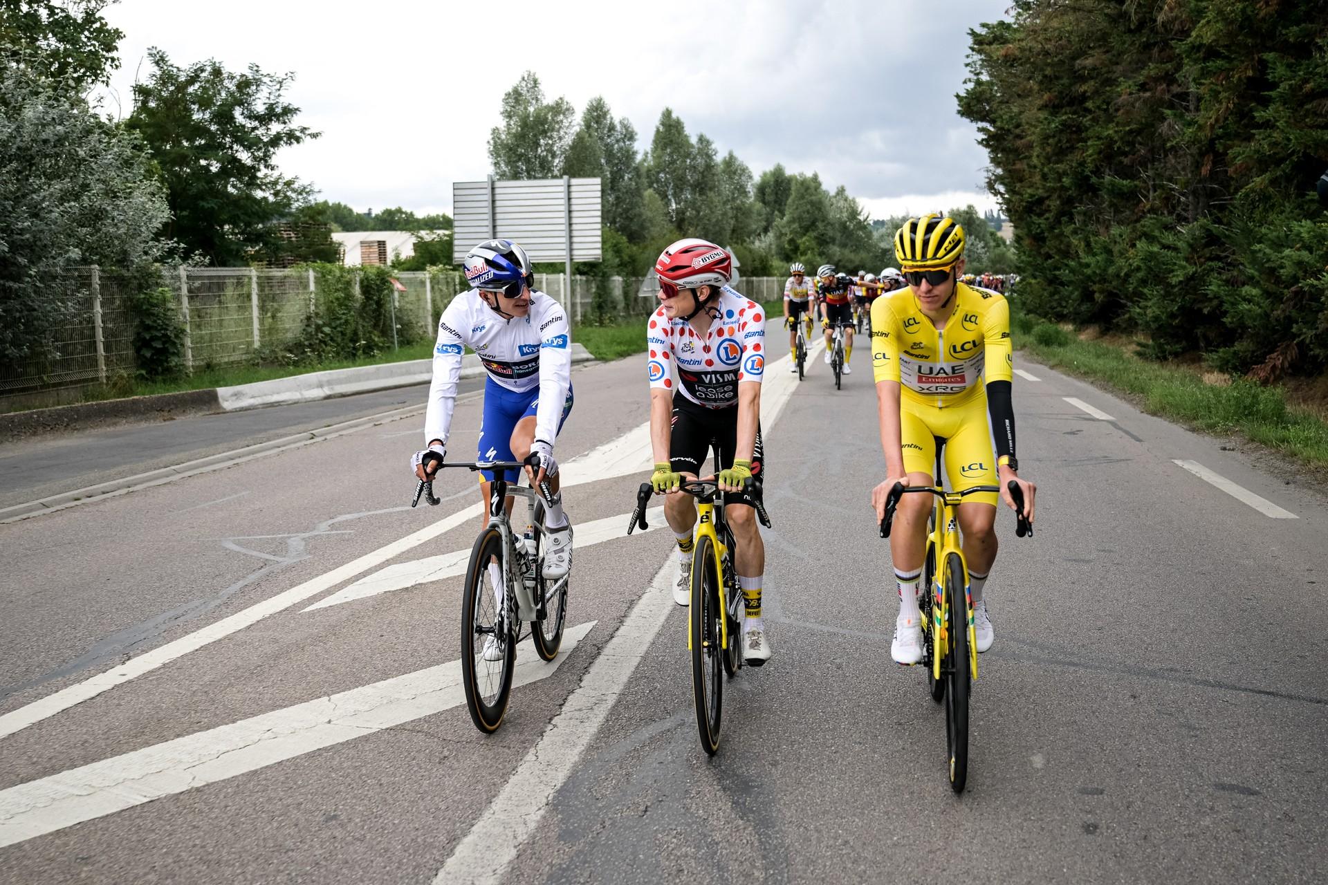 Pogačar (yellow), Bora's Lipowitz, Vingegaard riding together on Paris stage