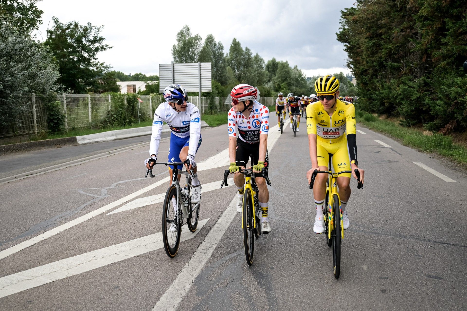 Pogačar (yellow), Bora's Lipowitz, Vingegaard riding together on Paris stage