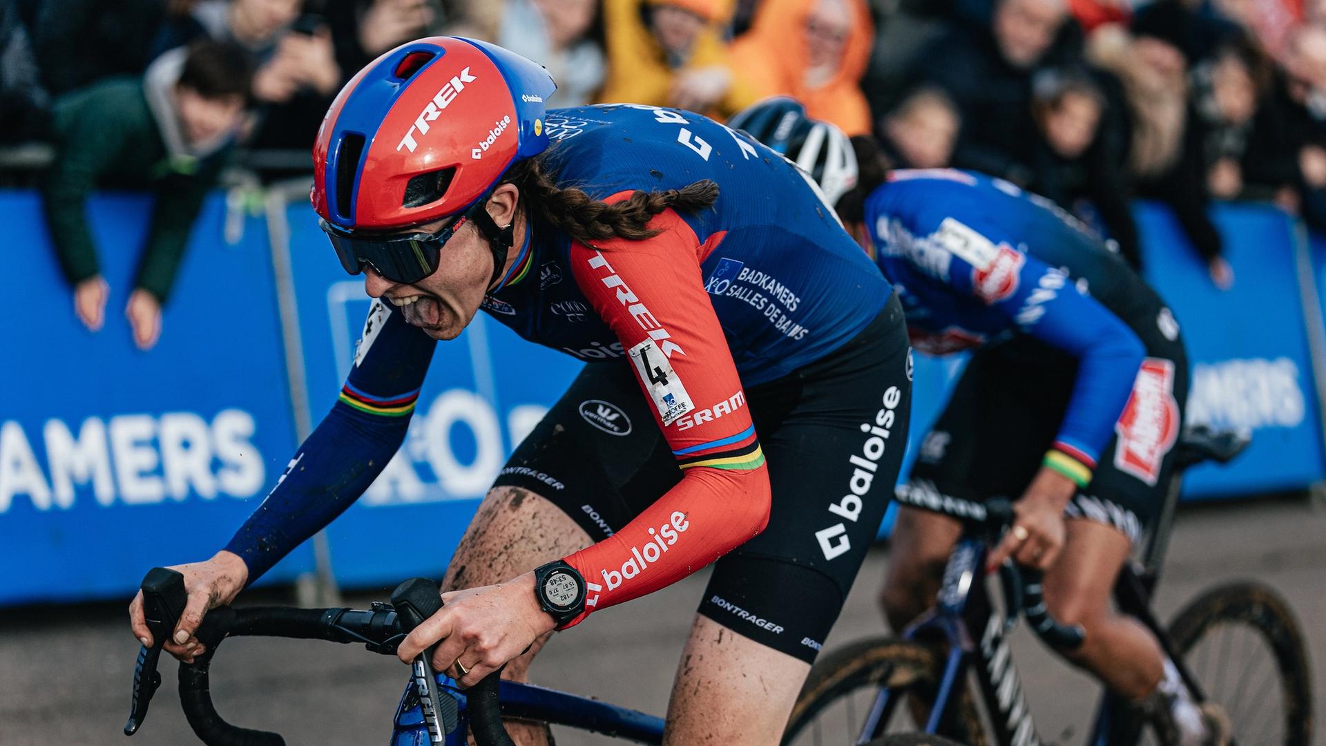 Koksijde World Cup: Lucinda Brand wins Elite Women’s race with ruthless sand display