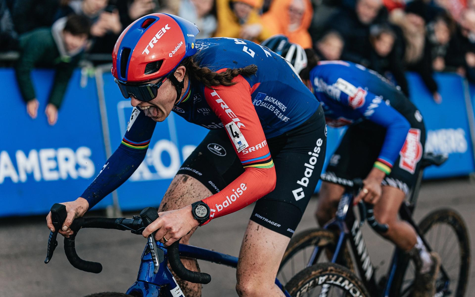 Koksijde World Cup: Lucinda Brand wins Elite Women’s race with ruthless sand display