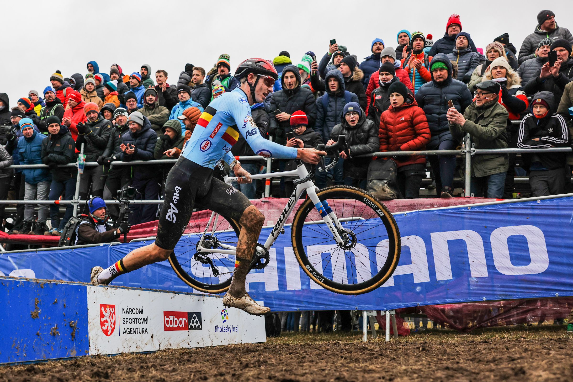 Last-lap sand attack sees Michael Vanthourenhout take Terralba World Cup victory