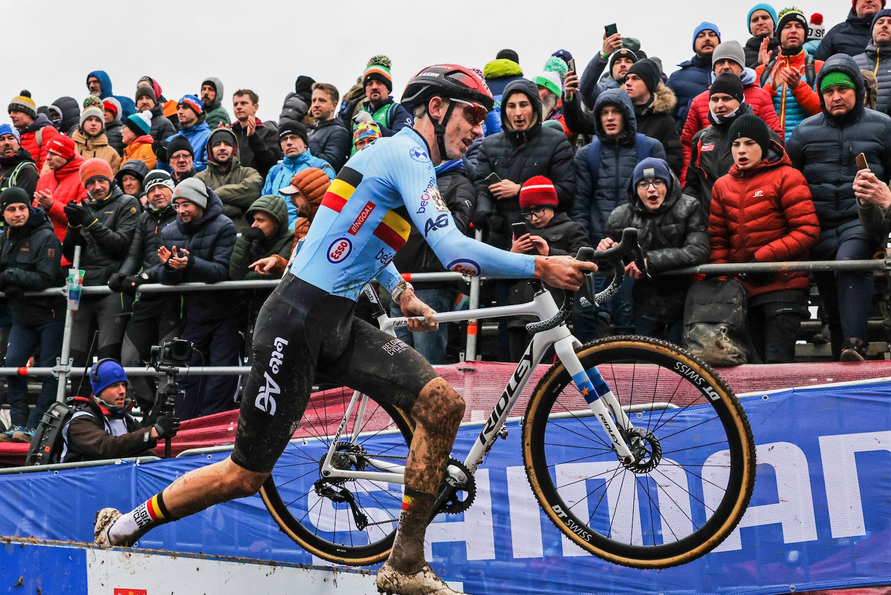 Last-lap sand attack sees Michael Vanthourenhout take Terralba World Cup victory