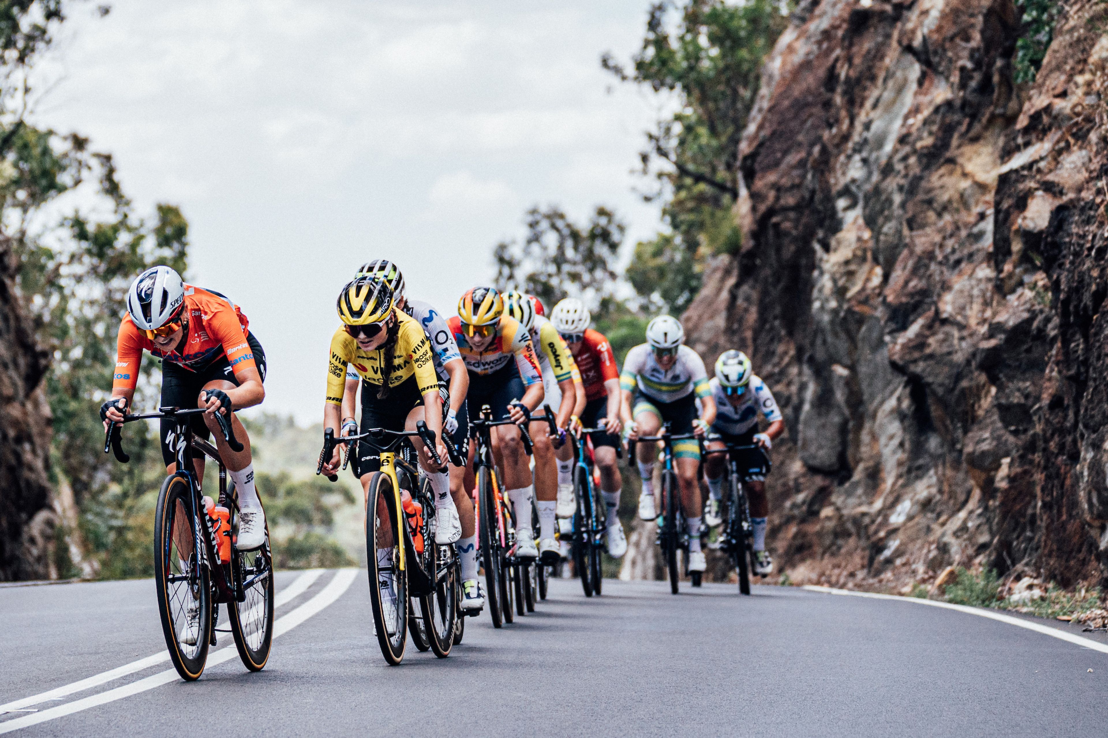 Picture by Zac Williams/SWpix.com - 18/01/2026 - Cycling - 2026 Women's Tour Down Under Stage 2 - Magill to Paracombe - The peloton.