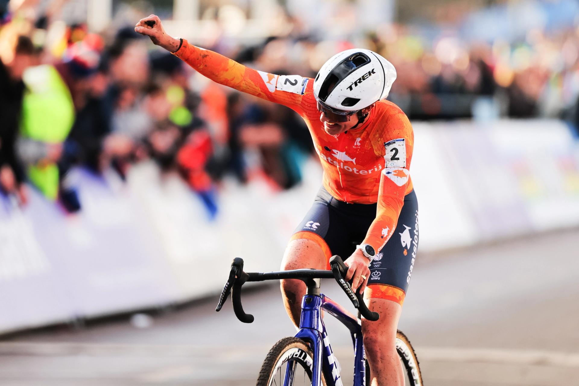 Picture by Alex Whitehead/SWpix.com - 30/01/2026 - Cycling - 2026 UCI Cyclo-cross World Championships - Hulst, Zeeland, Netherlands - Women’s Elite - Winner Lucinda Brand (Netherlands)