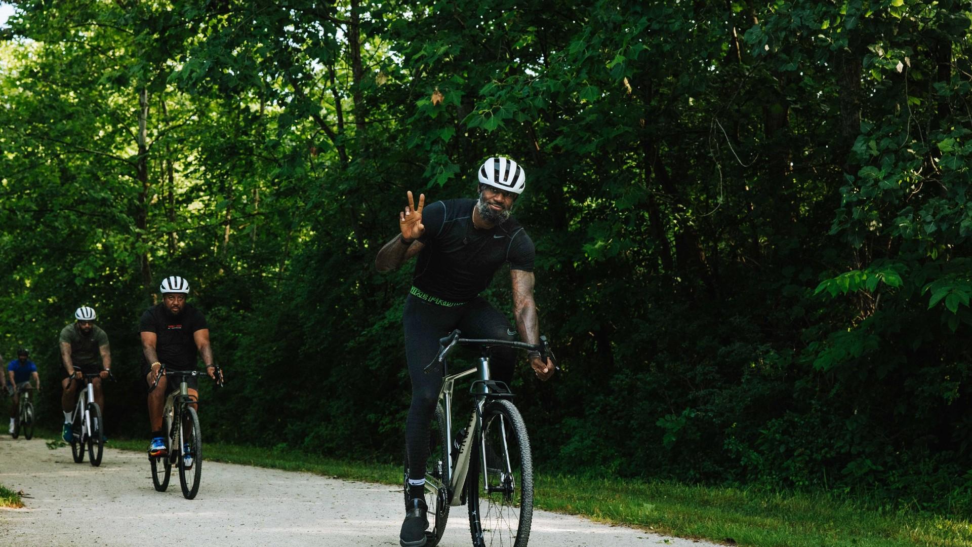 ‘This is the first one that I didn't have to think about', 6'9" LeBron James gets massive 32-inch Canyon Grizl