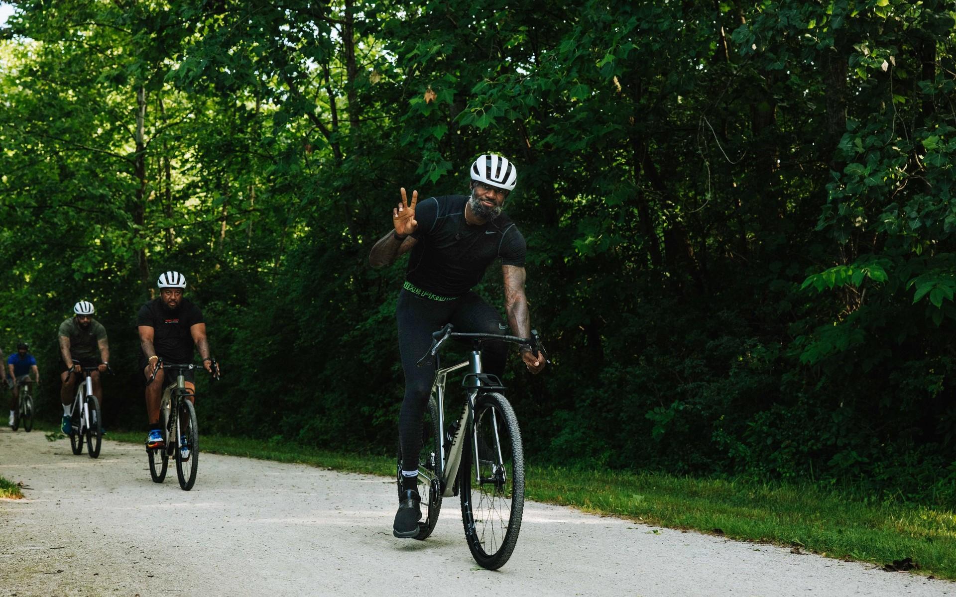 ‘This is the first one that I didn't have to think about', 6'9" LeBron James gets massive 32-inch Canyon Grizl