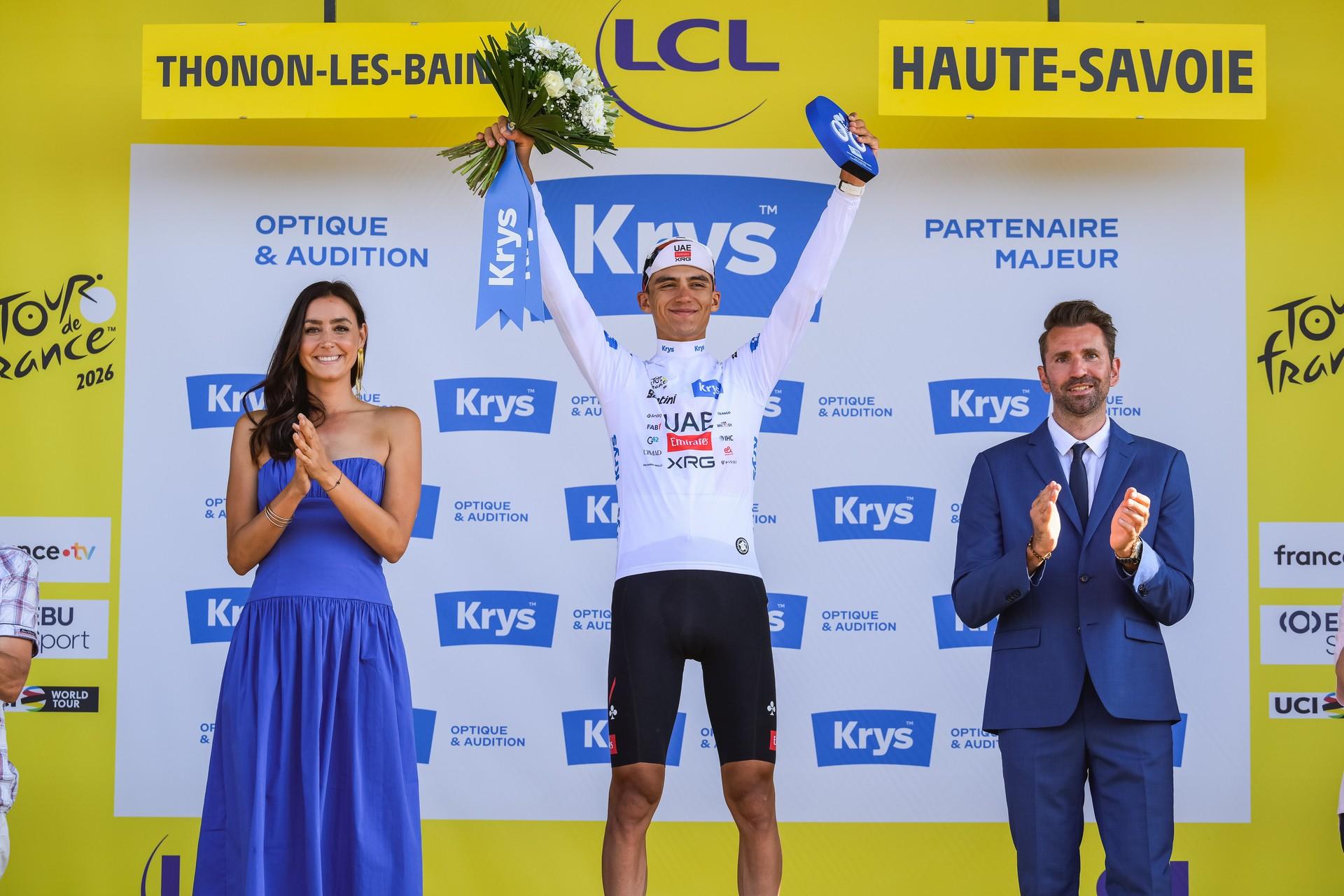 Isaac Del Toro raises an arm on the podium at the Tour de France 2026 Etape 16 time trial in Thonon-Les-Bains.