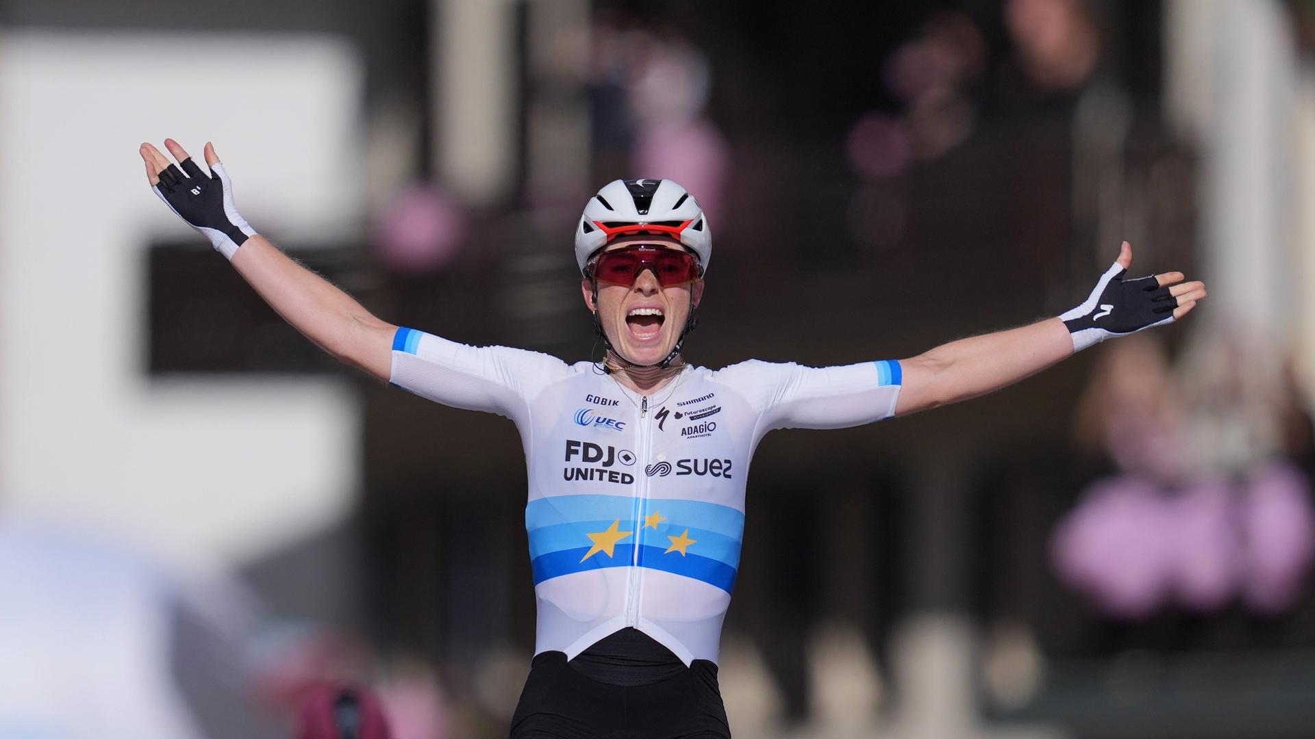 'It was perfect', Vollering wins her first Giro stage but Van der Breggen still controls pink after first mountain test