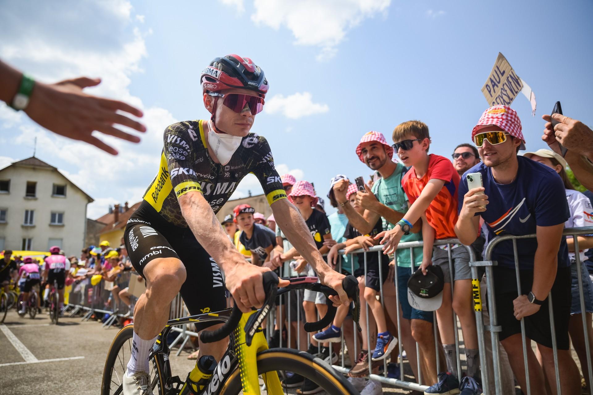 Jonas Vingegaard in black-yellow kit celebrates with fans during Tour de France Étape 15 climb finish