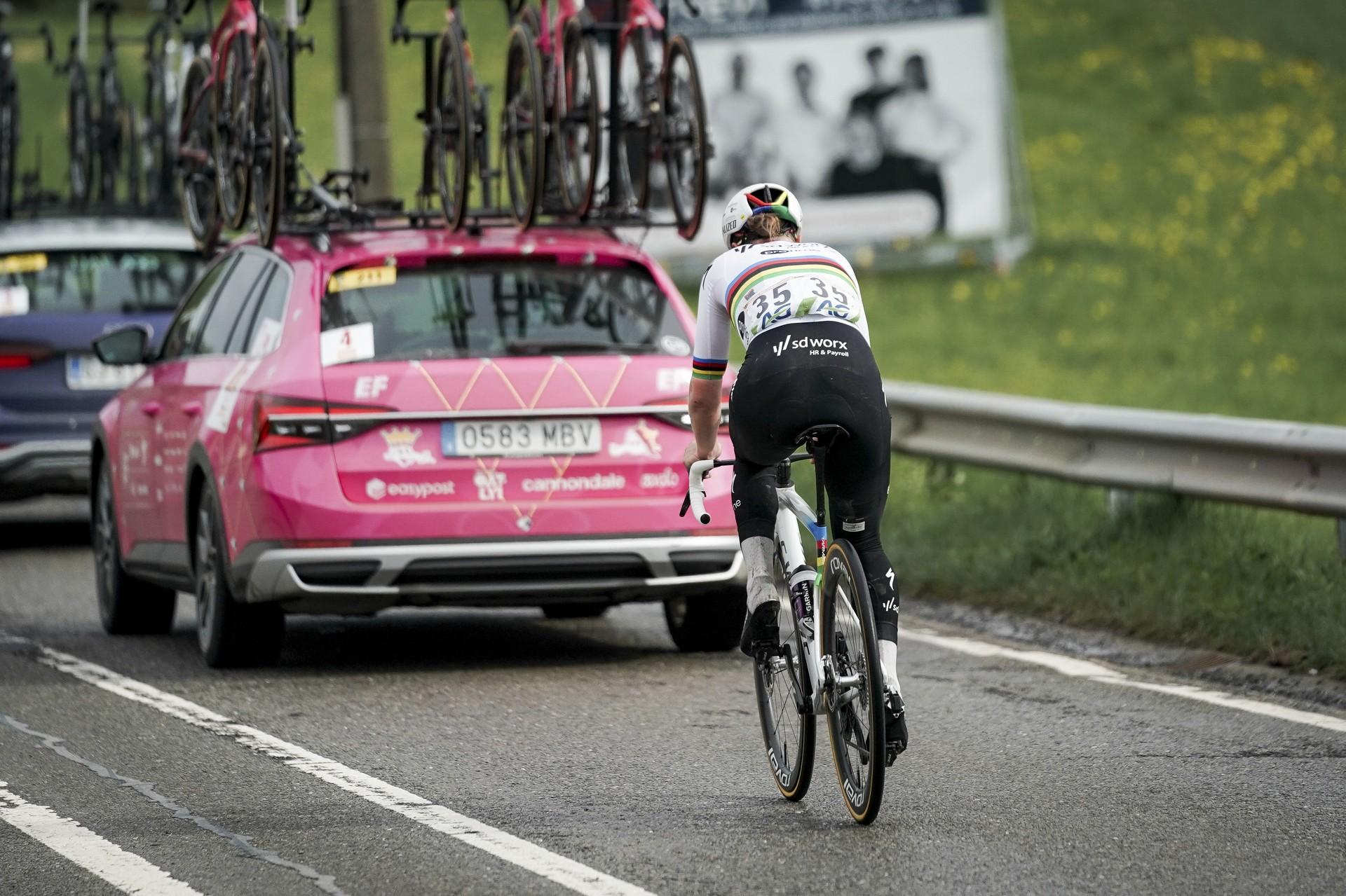 Lotte Kopecky with team car, Flèche Wallonne Femmes 2025