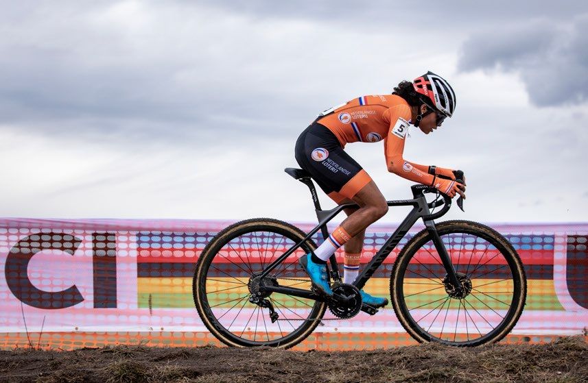 Ceylin del Carmen Alvarado racing at the UCI Cyclo-cross World Championships