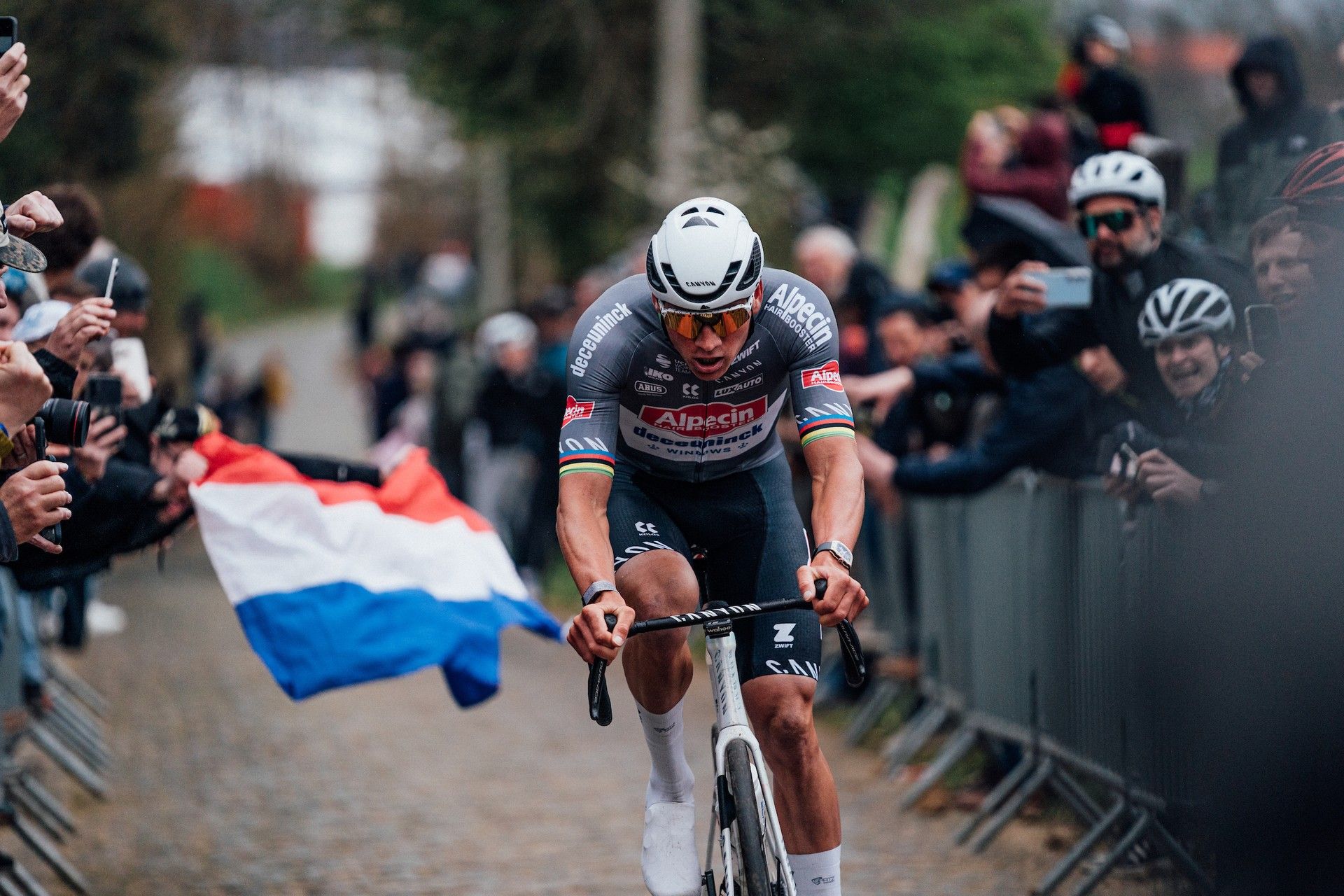Omloop Nieuwsblad 2026: How crashes and the Muur shaped the men's and women's race