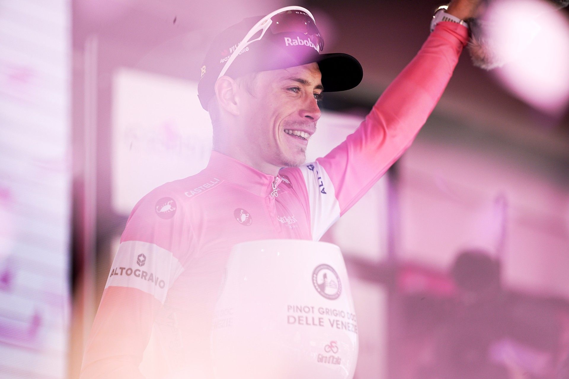 Vingegaard takes pink at Pila as expected, but Eulálio limits losses and Gall keeps GC alive