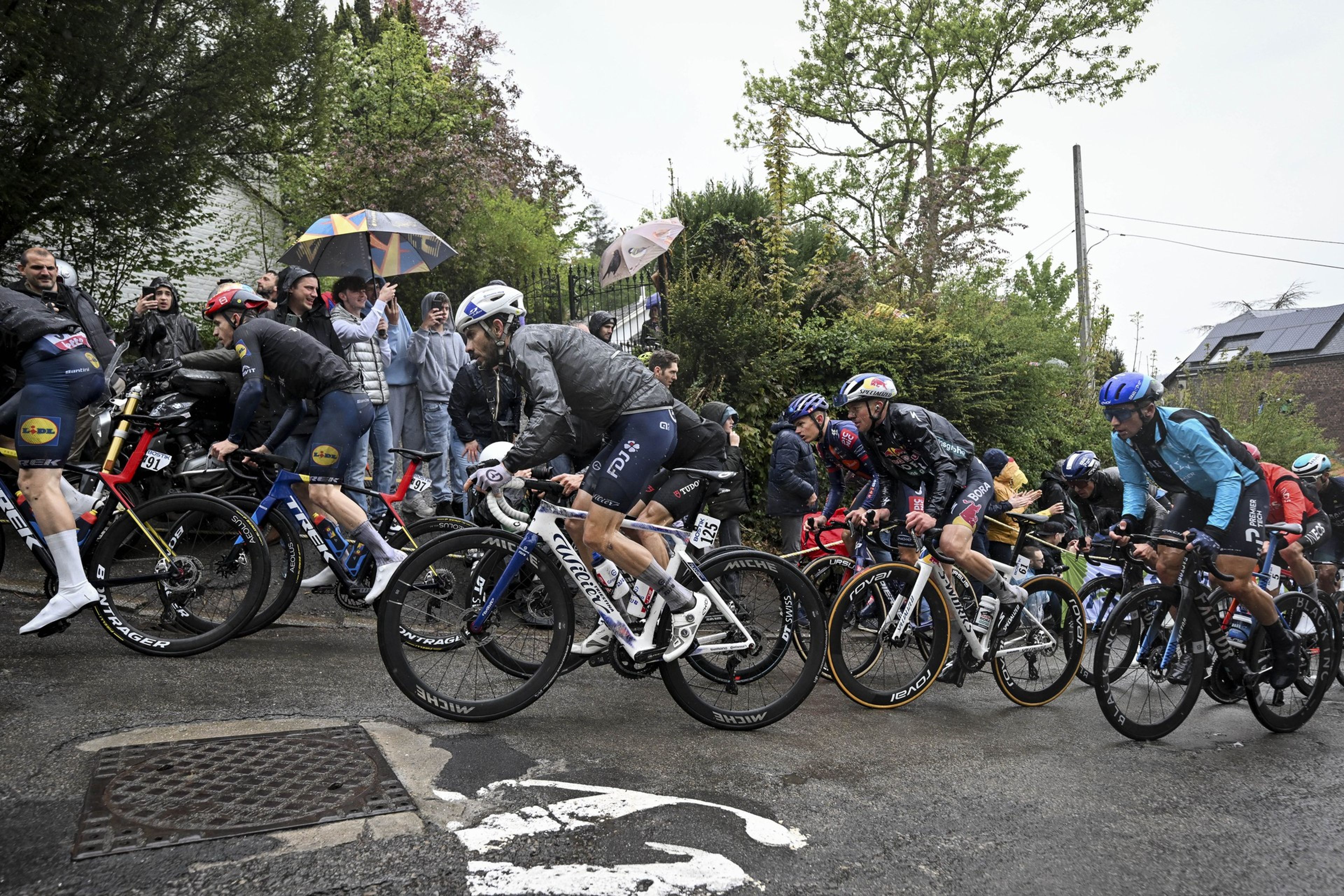 Van Gils in wet pack cornering at Flèche Wallonne
