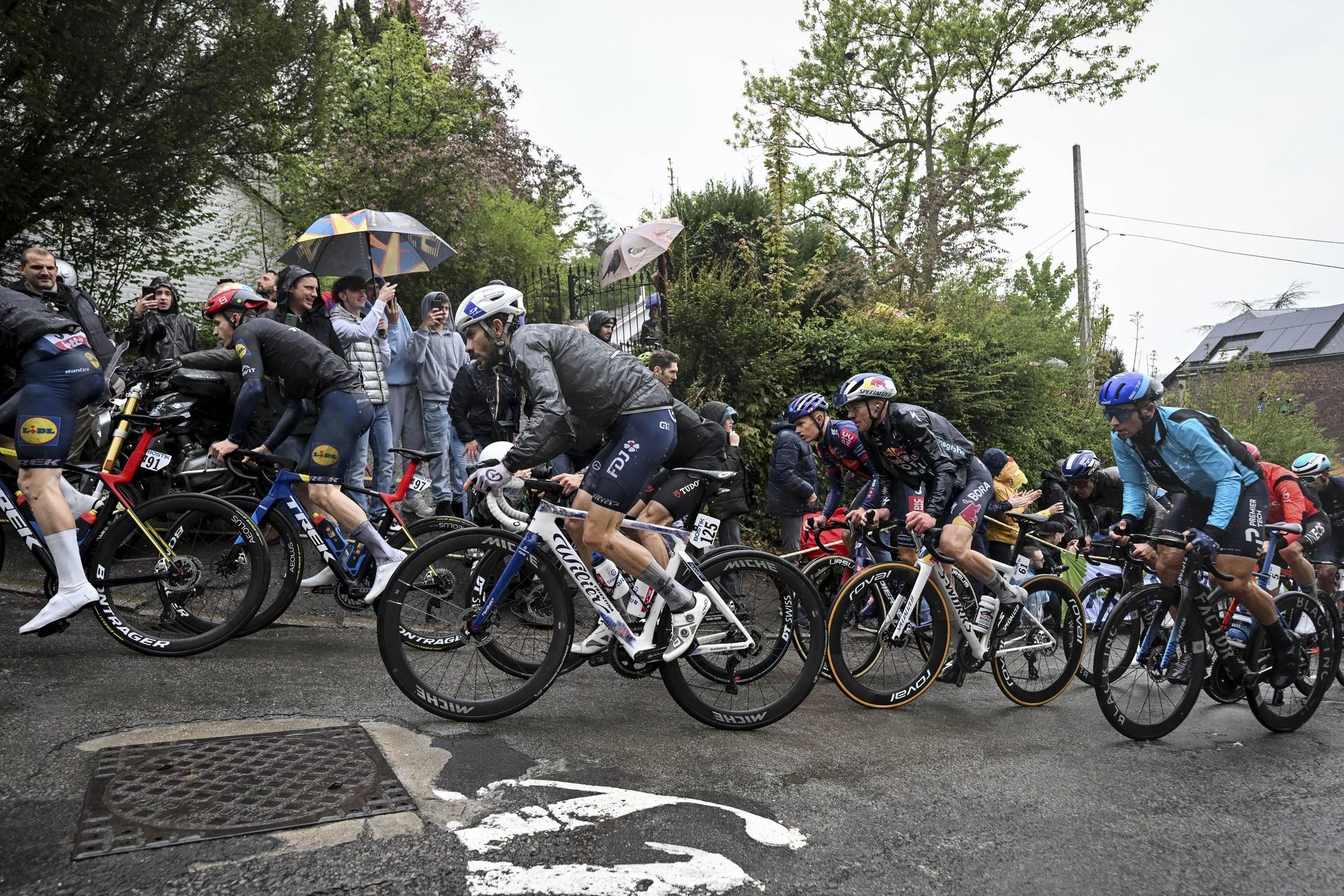 Van Gils in wet pack cornering at Flèche Wallonne
