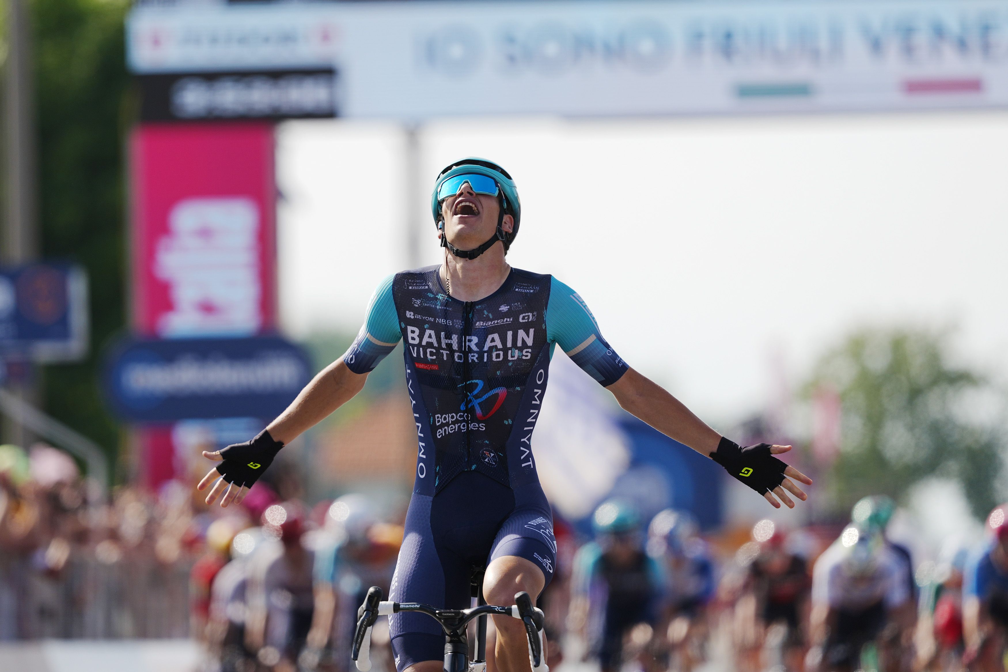  How a dozen teams handed Alec Segaert a Giro d'Italia stage victory